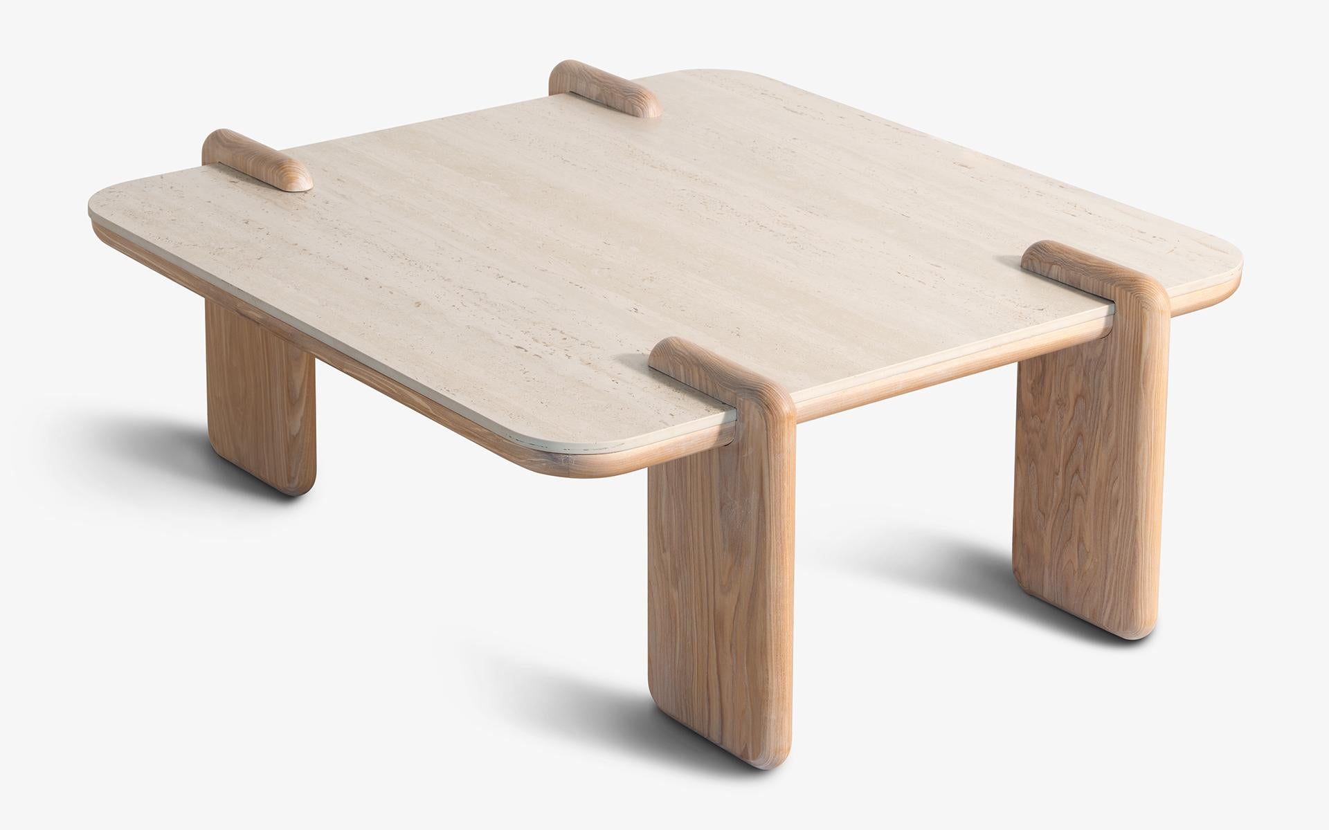 Mesa de centro Hengra Base de madera de fresno con tapa de porcelana de travertino Hecho a mano en venta