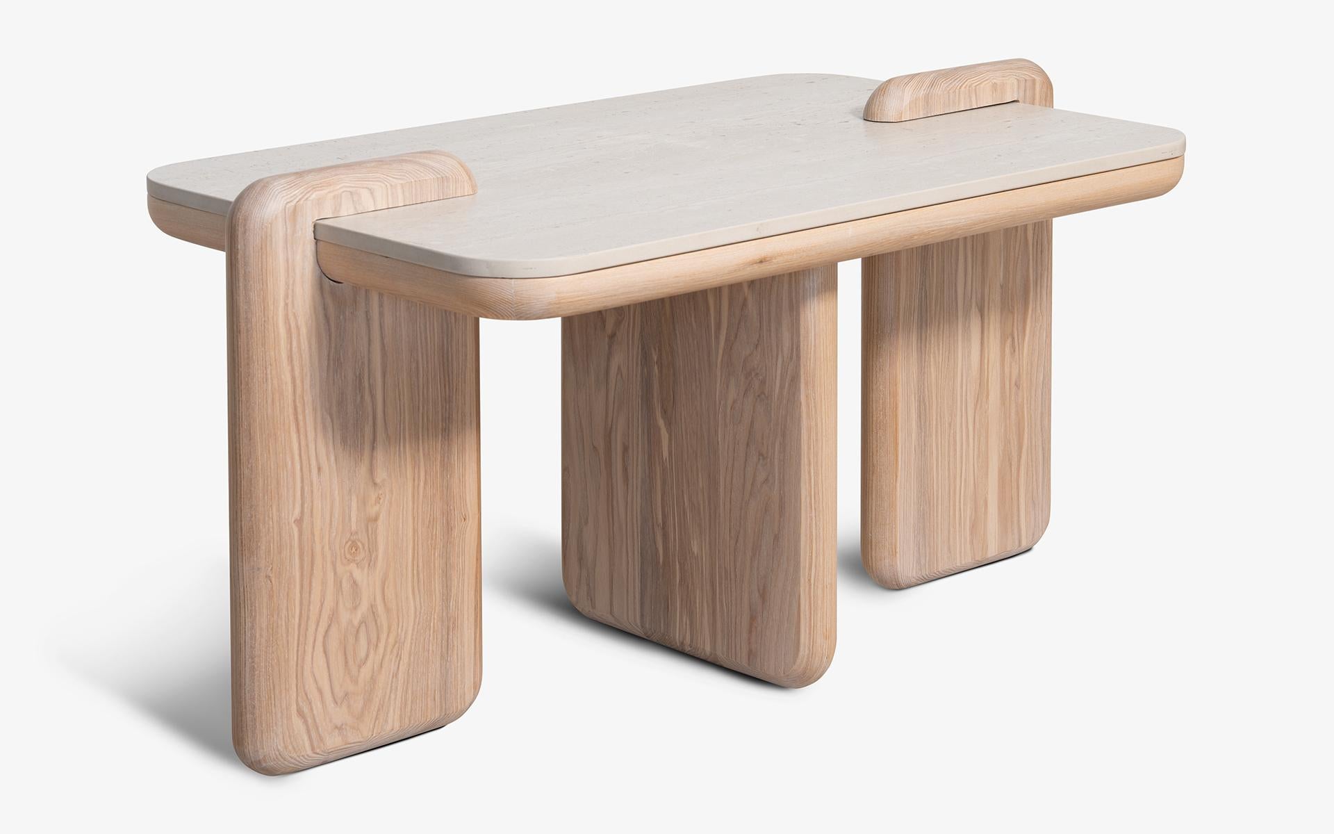 Fait main Table d'appoint moderne Hengra Base en Ash Wood et plateau en porcelaine de travertin en vente