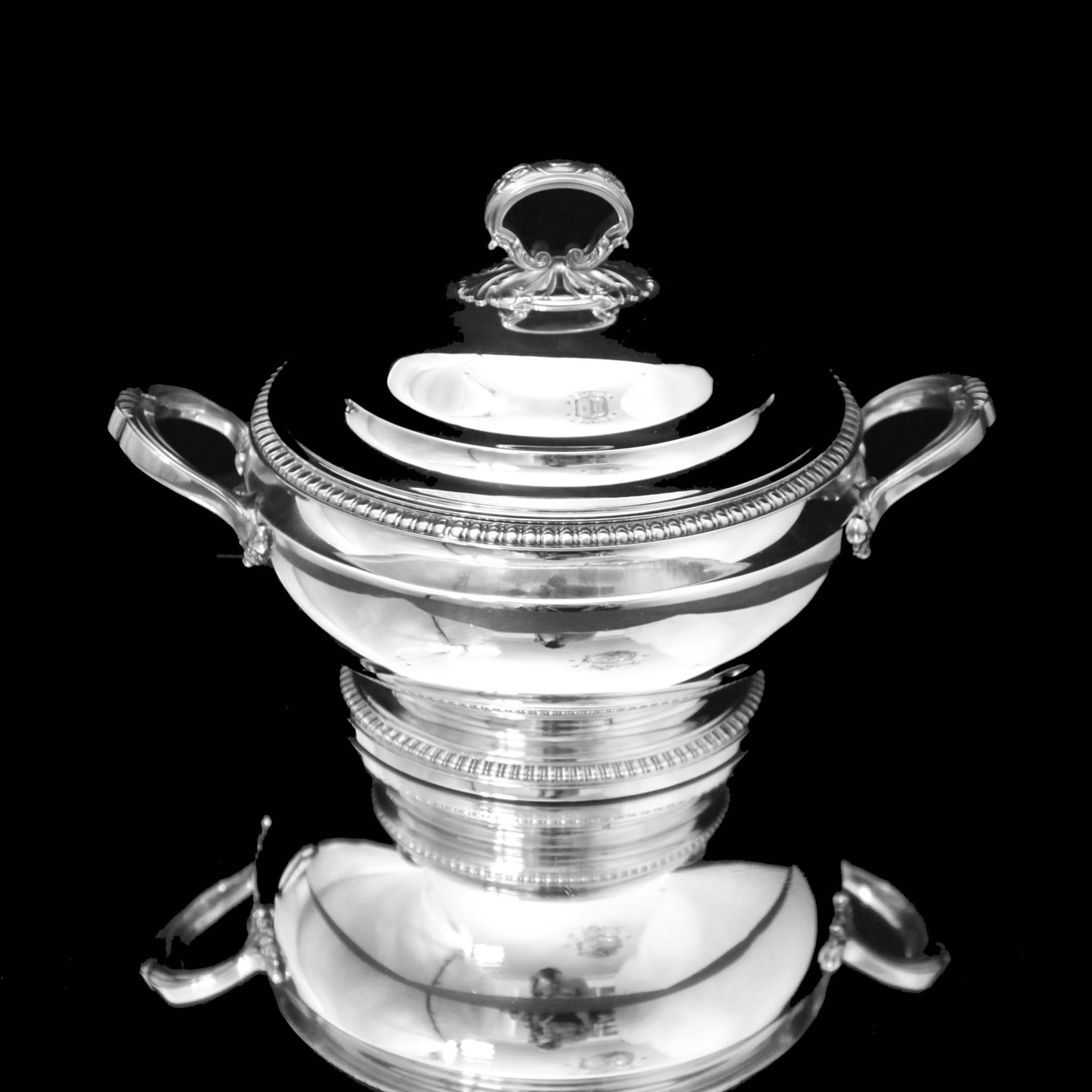 Directamente de un castillo privado de Francia, impresionante servidor de verduras (sopera) de 2 piezas, de plata de ley 950 cubierta, francés antiguo Luis XVI, de los plateros franceses de renombre internacional 