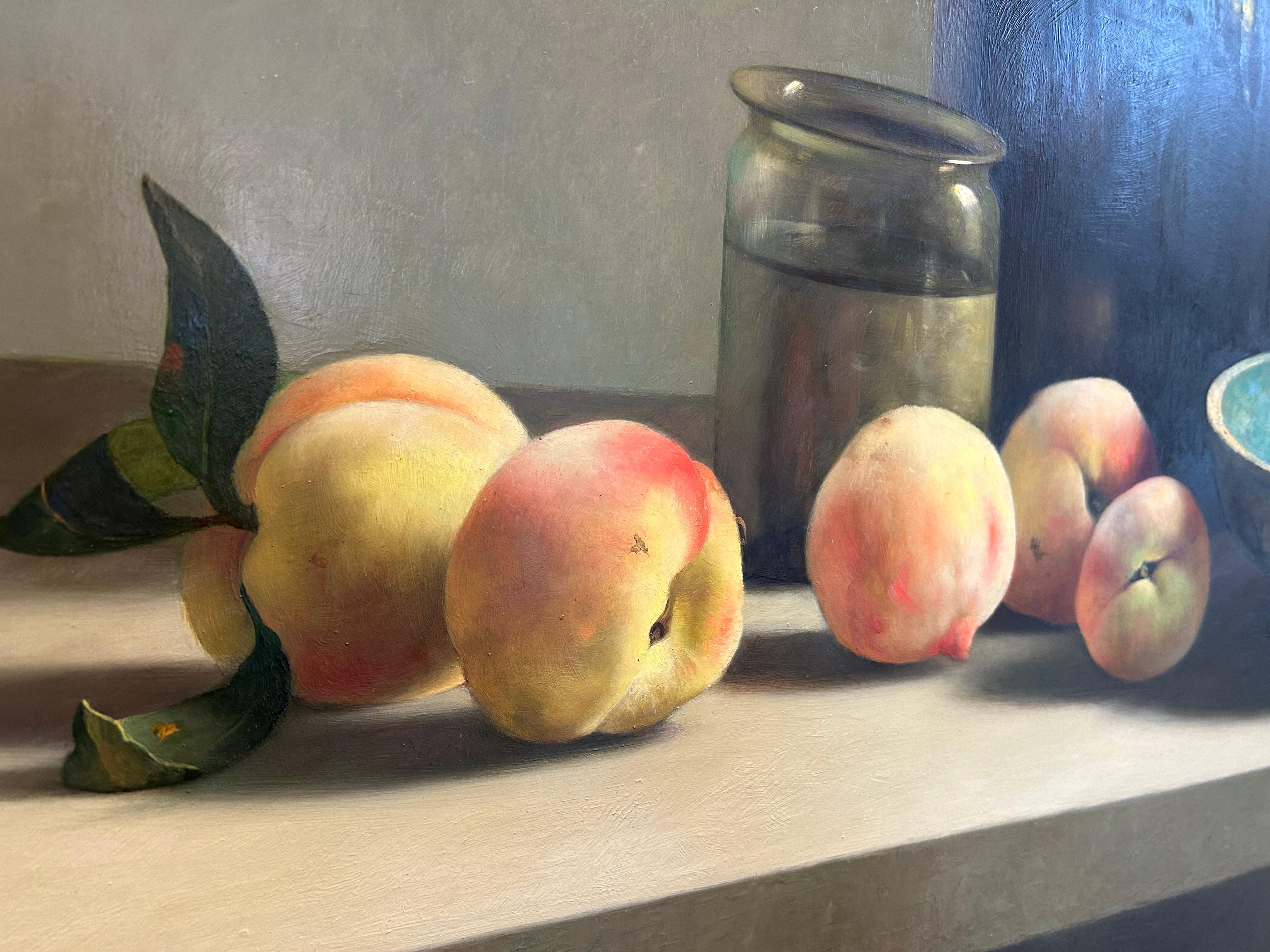 Stilleven met Perziken Stillleben mit Pfirsichen Zeitgenössisches Ölgemälde – Painting von Helmantel, Henk