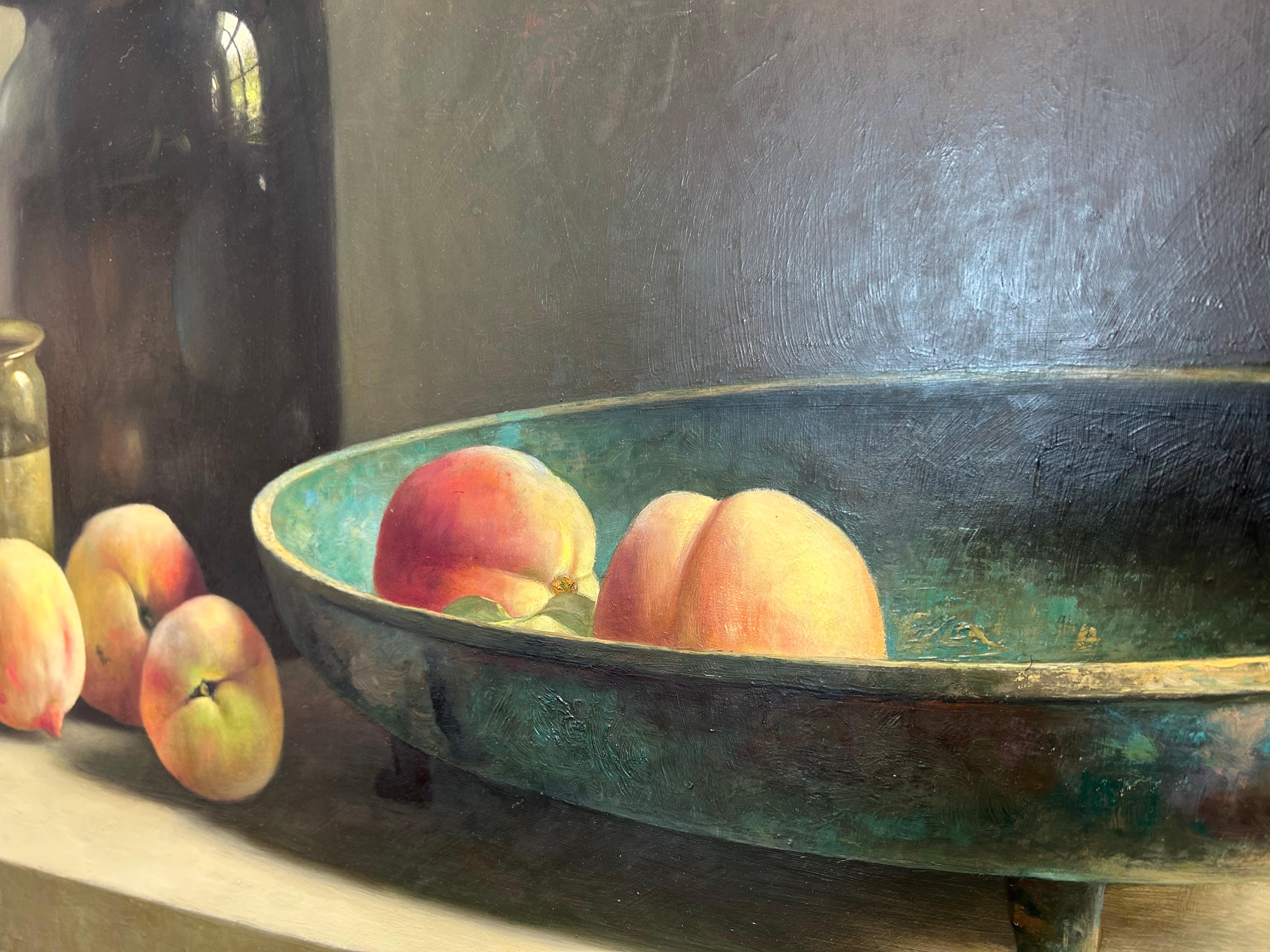 Stilleven met Perziken Stillleben mit Pfirsichen Zeitgenössisches Ölgemälde (Schwarz), Figurative Painting, von Helmantel, Henk