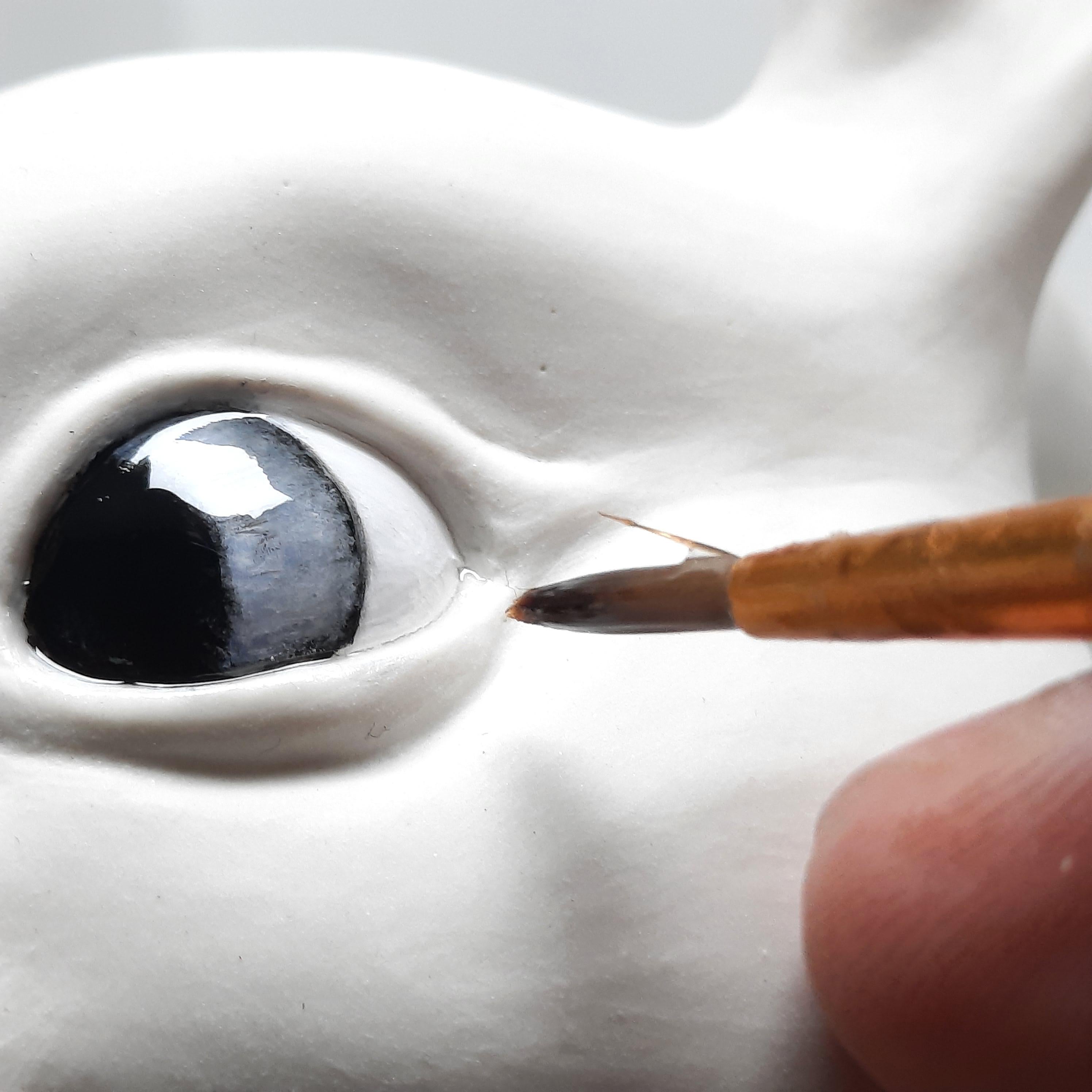 Feel like flying-White- original realism wildlife sculpture-painting-artwork-art - Modern Sculpture by Henk Jan Sanderman