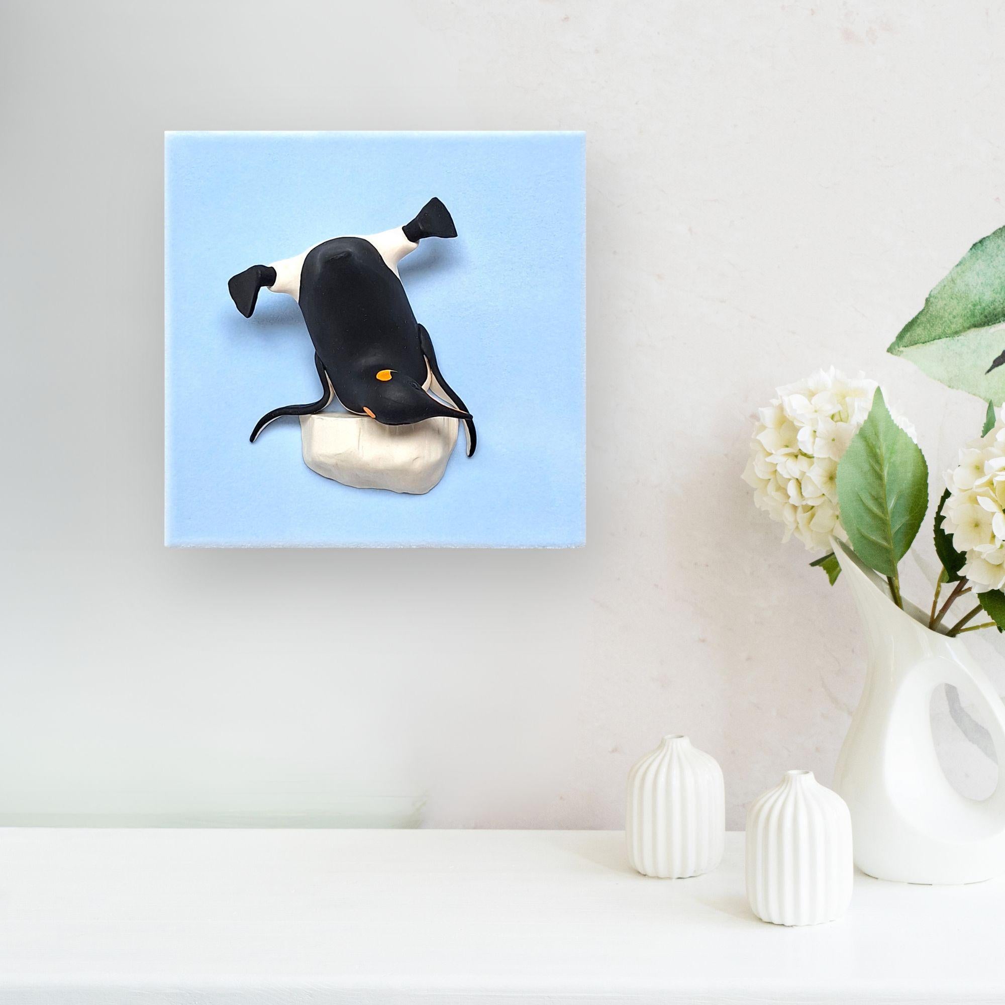 Penguin B Upside down realism wildlife sculpture artwork-contemporary Wall art - Moderne Art par Henk Jan Sanderman