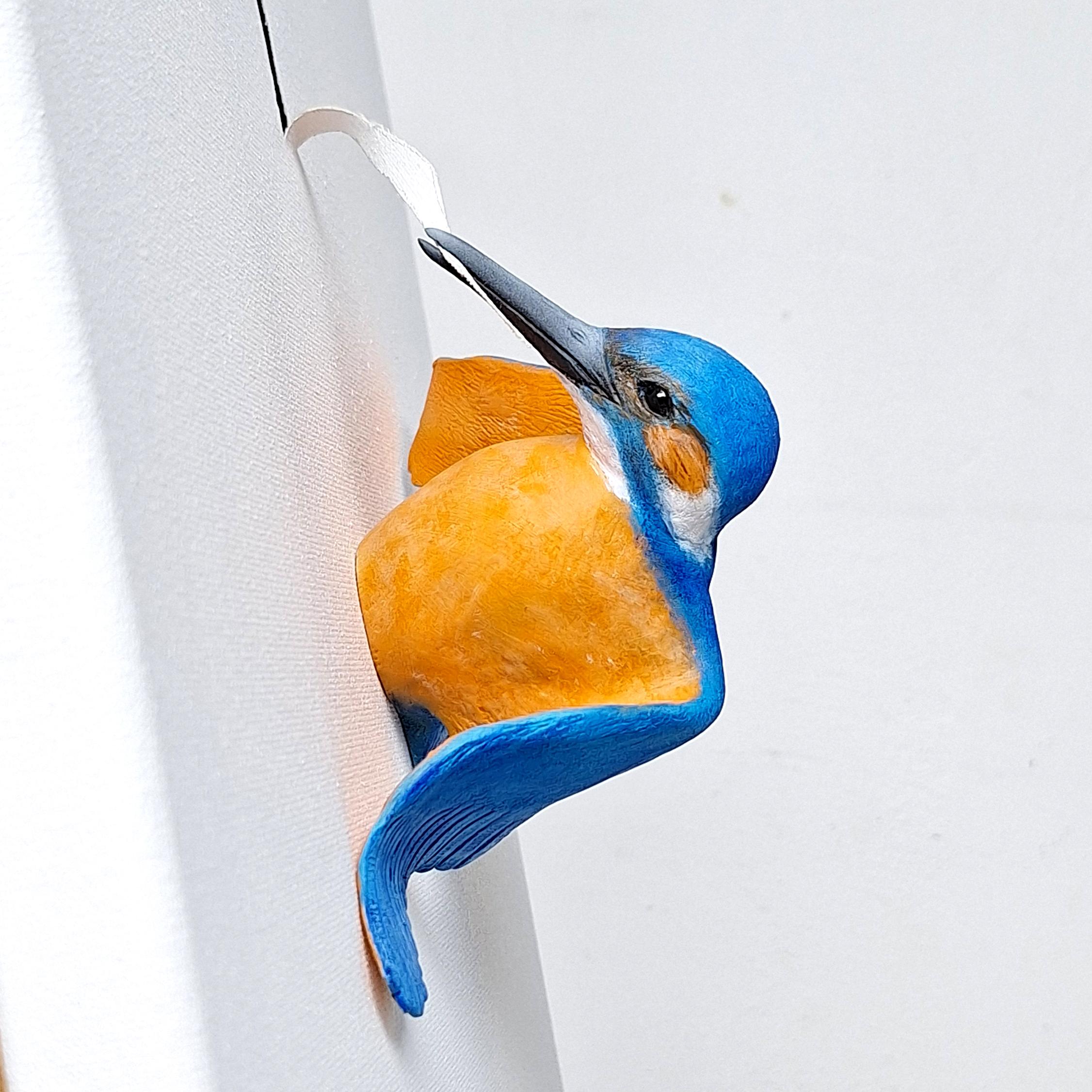 Pickingfisher- original realism wildlife sculpture 3d artwork - contemporary art - Art by Henk Jan Sanderman