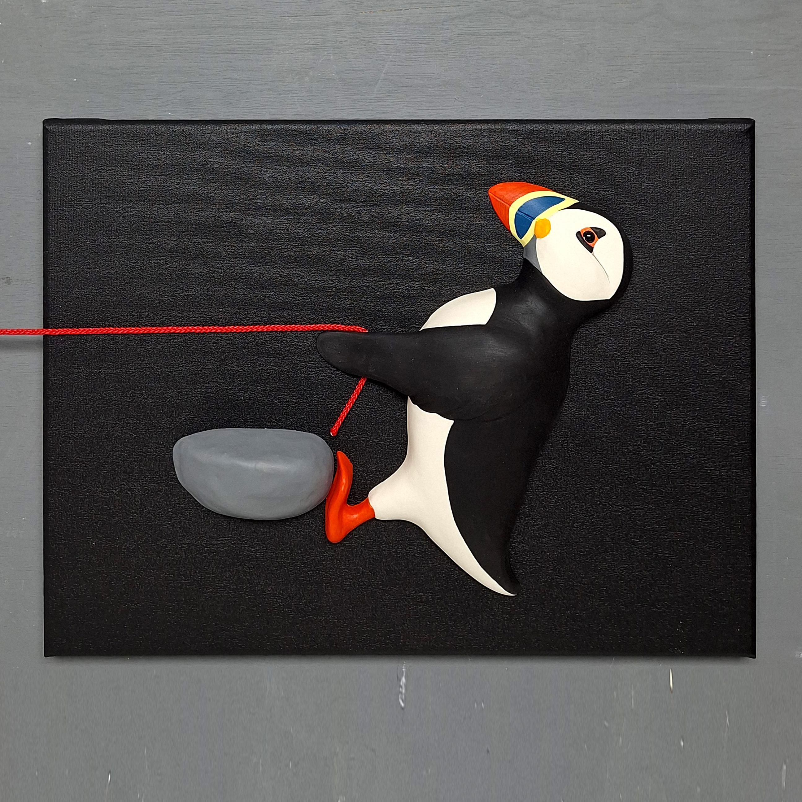 Pullin Puffins - original realismus wildtiere skulptur gemälde - zeitgenössische kunst (Moderne), Sculpture, von Henk Jan Sanderman
