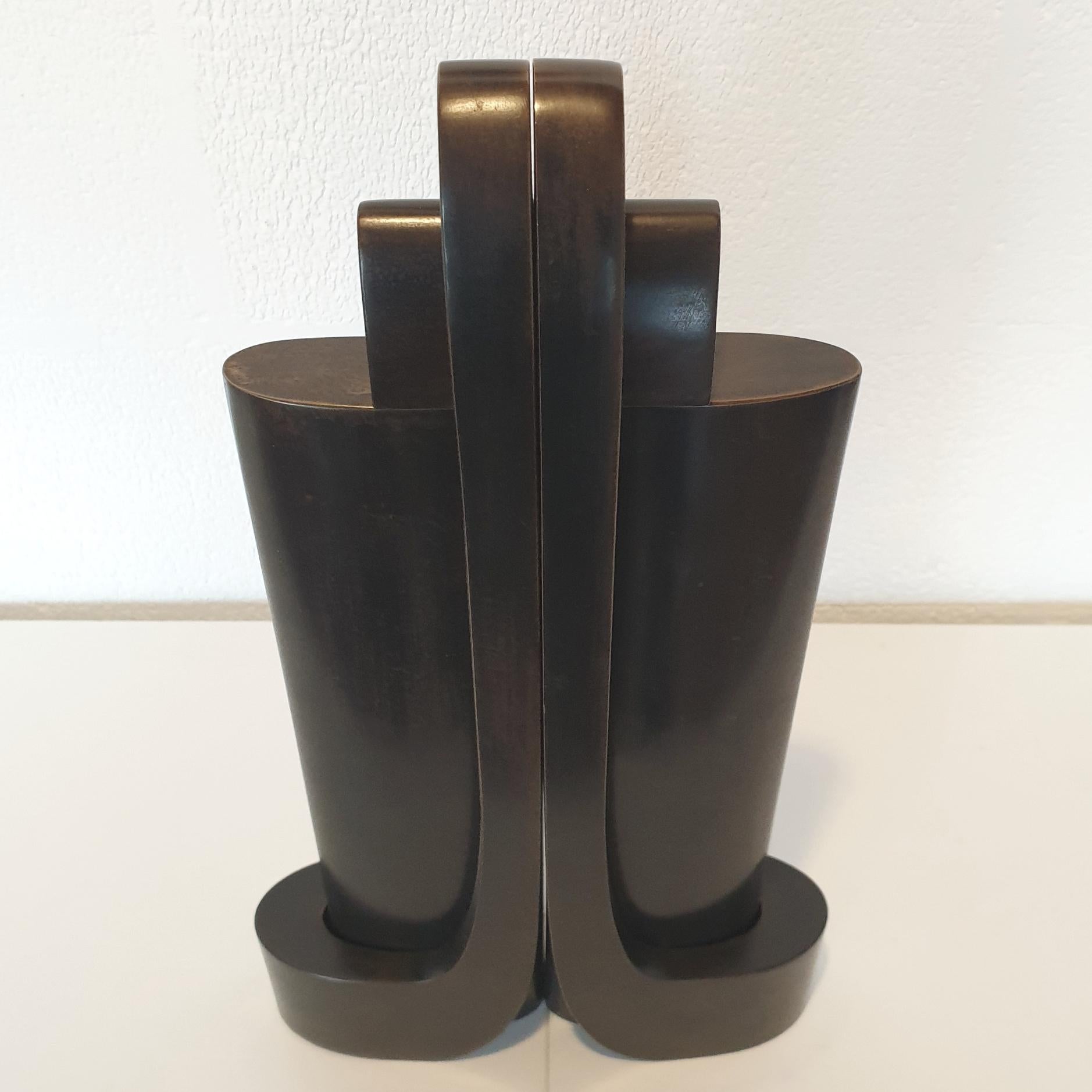 La Puerta del Monasterio (obra nº HVP03012) es la escultura de bronce geométrica abstracta moderna contemporánea más singular del aclamado constructivista holandés Henk van Putten, que nació en Holanda pero durante muchos años vivió y trabajó en