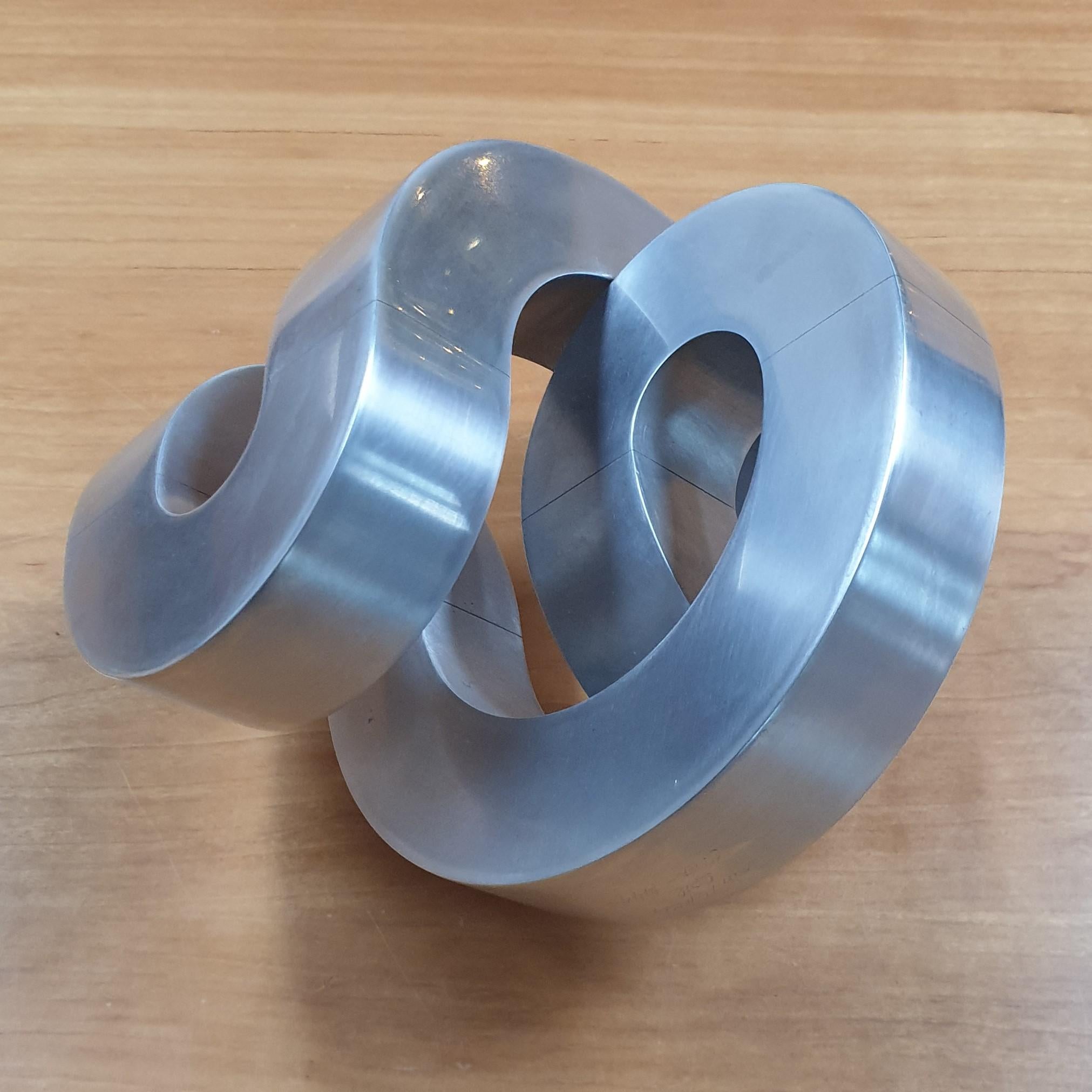 Rondeau - Zeitgenössische moderne abstrakte geometrische Skulptur aus Aluminium (Braun), Abstract Sculpture, von Henk van Putten