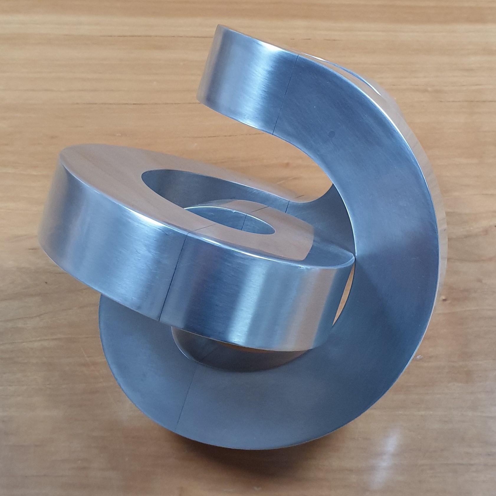 Rondeau (Werk-Nr. HVP01444) ist eine kleinformatige, moderne, abstrakte, geometrische Aluminiumskulptur des renommierten niederländischen Konstruktivisten Henk van Putten, der in den Niederlanden geboren wurde, aber viele Jahre in Auroville, Indien,