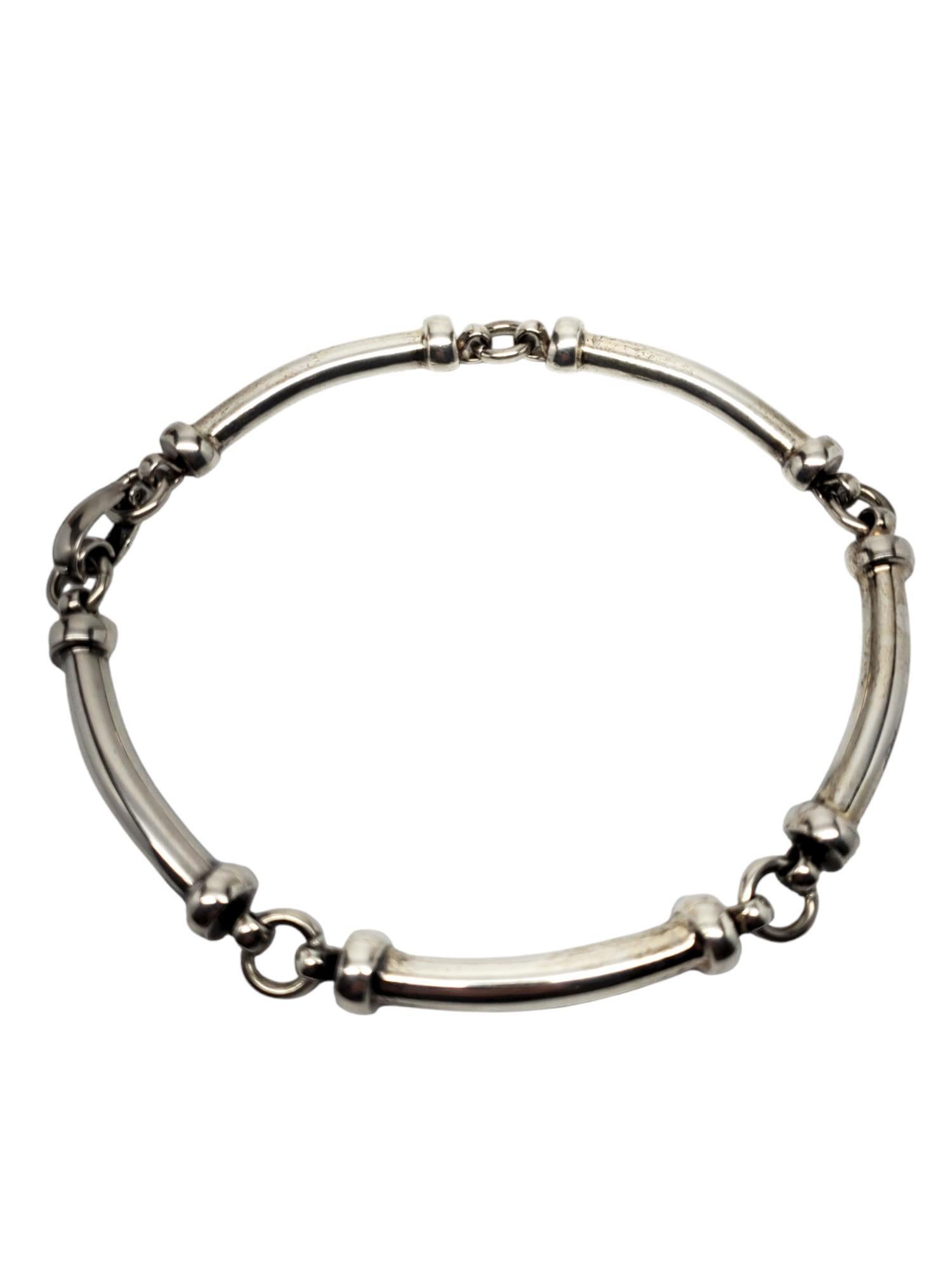 Henkel & Grosse Germany 1973 Sterling Silver Choker Necklace -

This vintage sterling silver choker necklace is set in classic sterling silver by Henkel Grosse Germany 1973.

Size: 16 in. in length

Stamped: S 925 GROSSE 1973 GERMANY

Weigh: 61.2