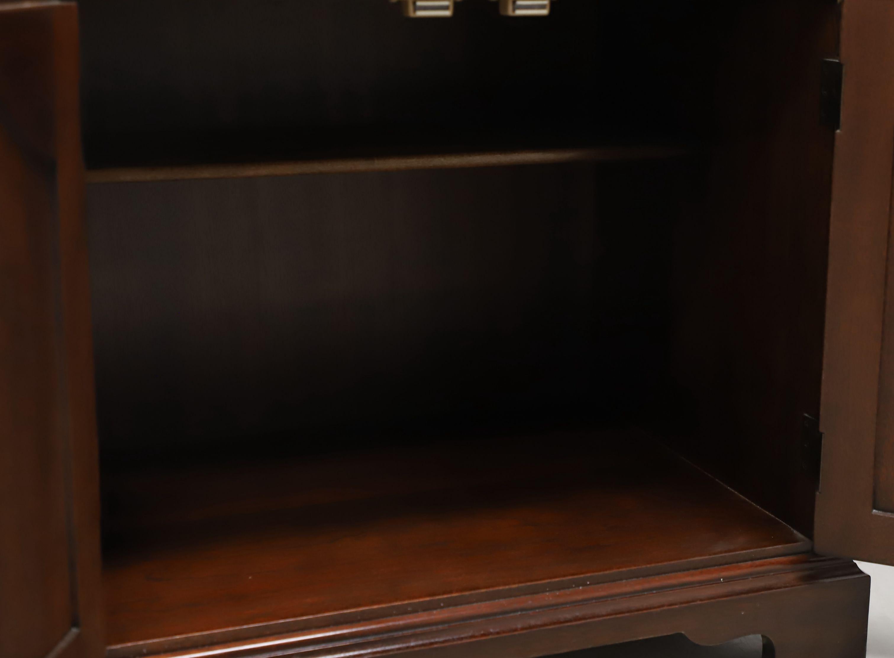 HENKEL HARRIS 114 29 Mahogany Chippendale Nightstands Bedside Cabinets - Pair For Sale 3