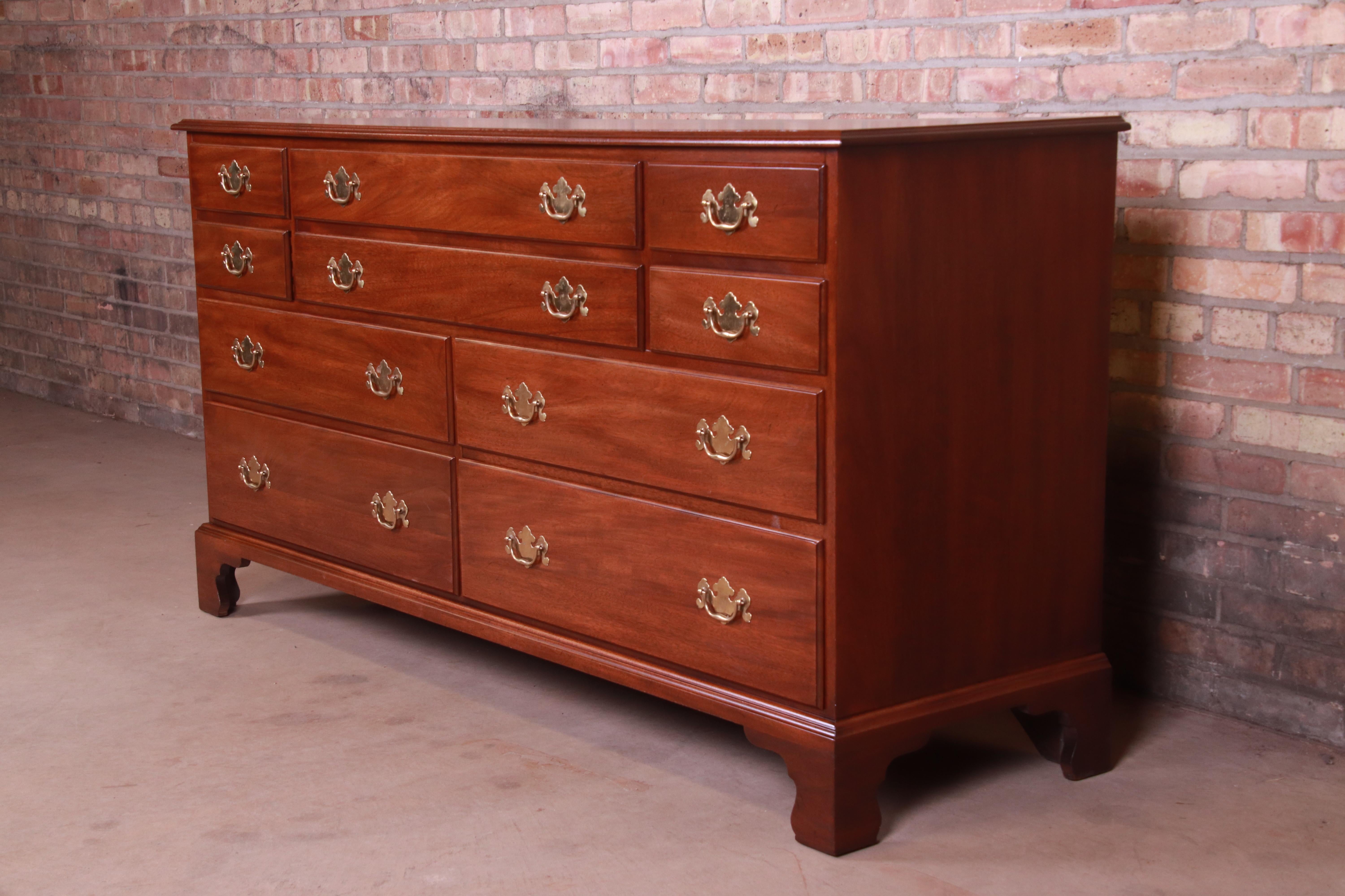 An exceptional American Chippendale style ten-drawer dresser chest or credenza

By Henkel Harris

USA, circa 1980s

Solid mahogany, with original brass hardware.

Measures: 66