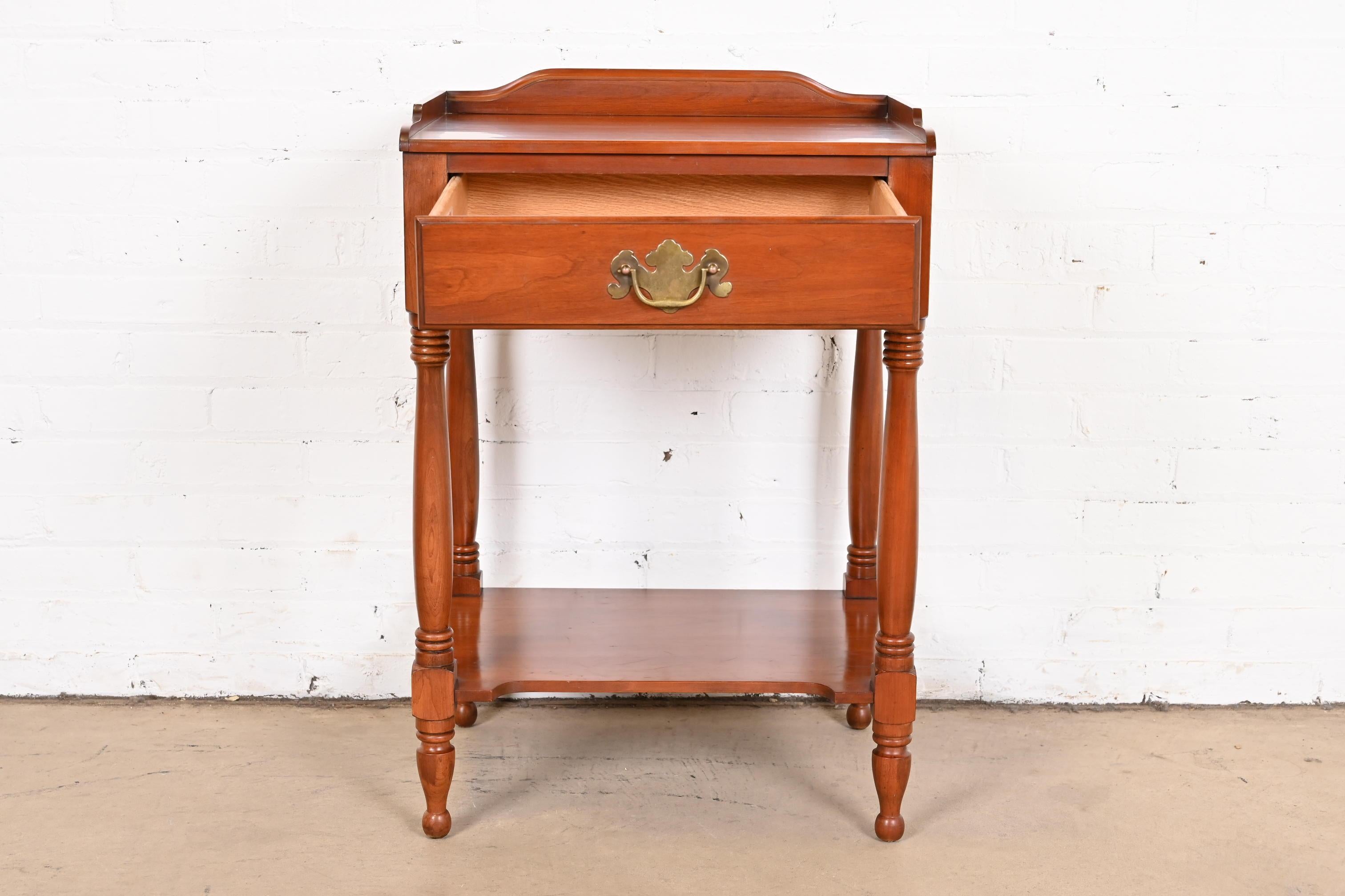 Henkel Harris table de chevet coloniale américaine en cerisier, années 1960 3