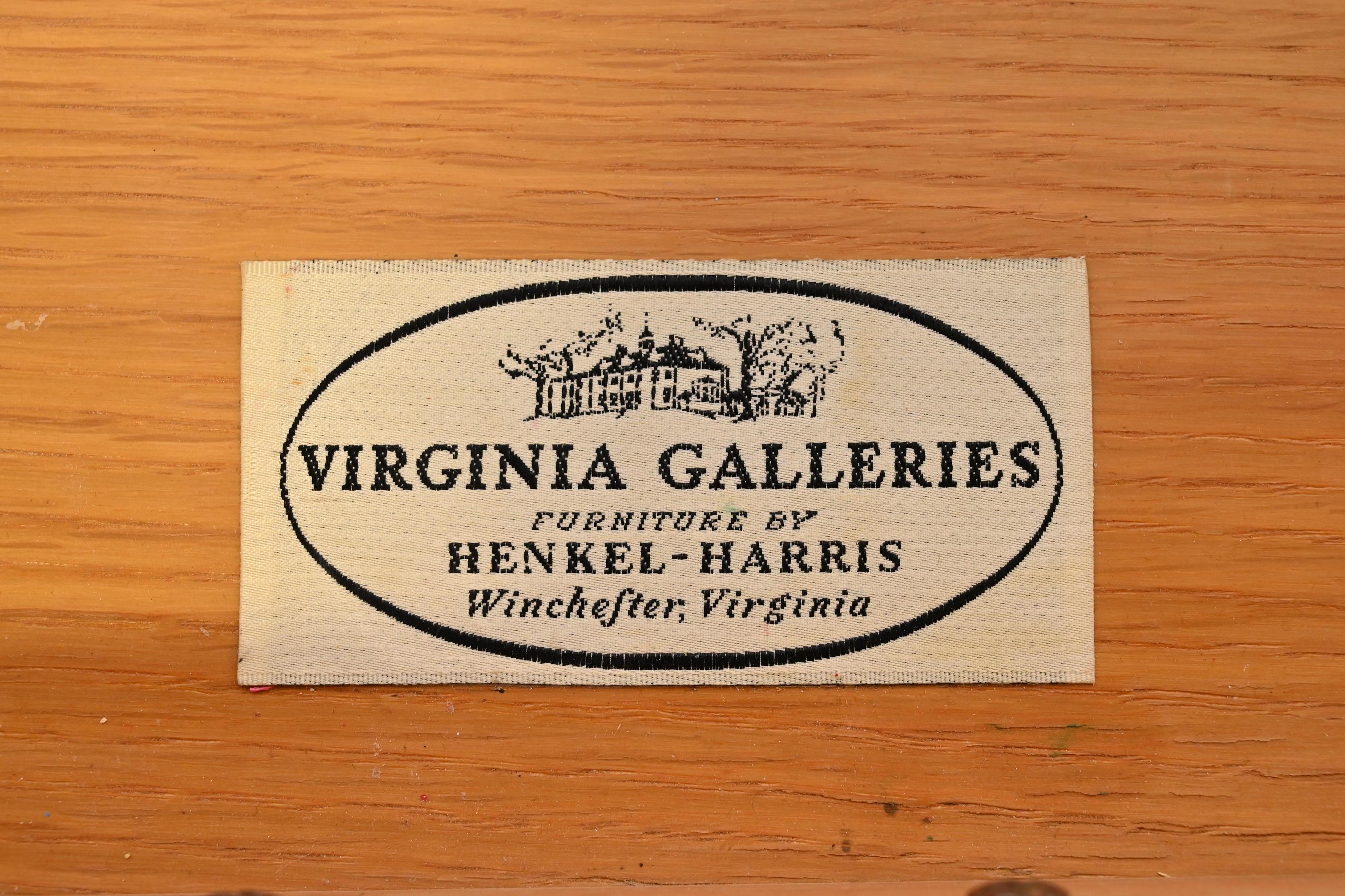 Henkel Harris table de chevet coloniale américaine en cerisier, années 1960 5