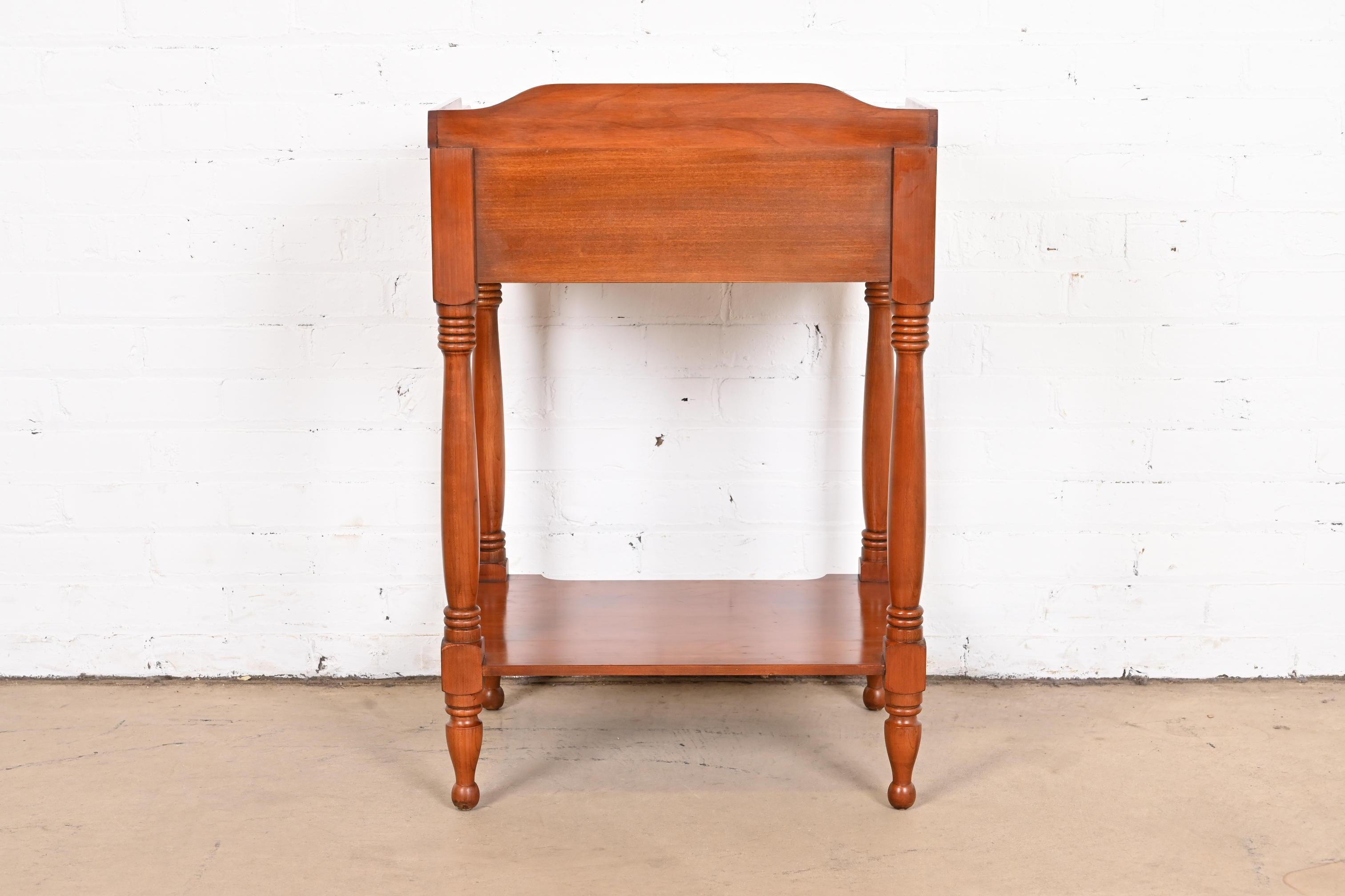 Henkel Harris table de chevet coloniale américaine en cerisier, années 1960 8
