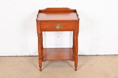 Henkel Harris table de chevet coloniale américaine en cerisier, années 1960