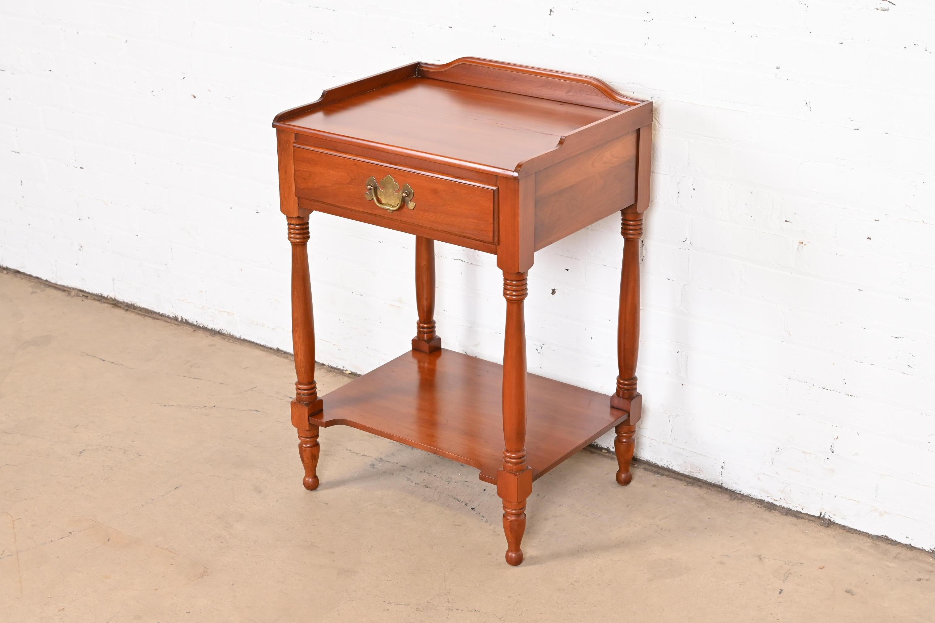 Chippendale Henkel Harris table de chevet coloniale américaine en cerisier, années 1960