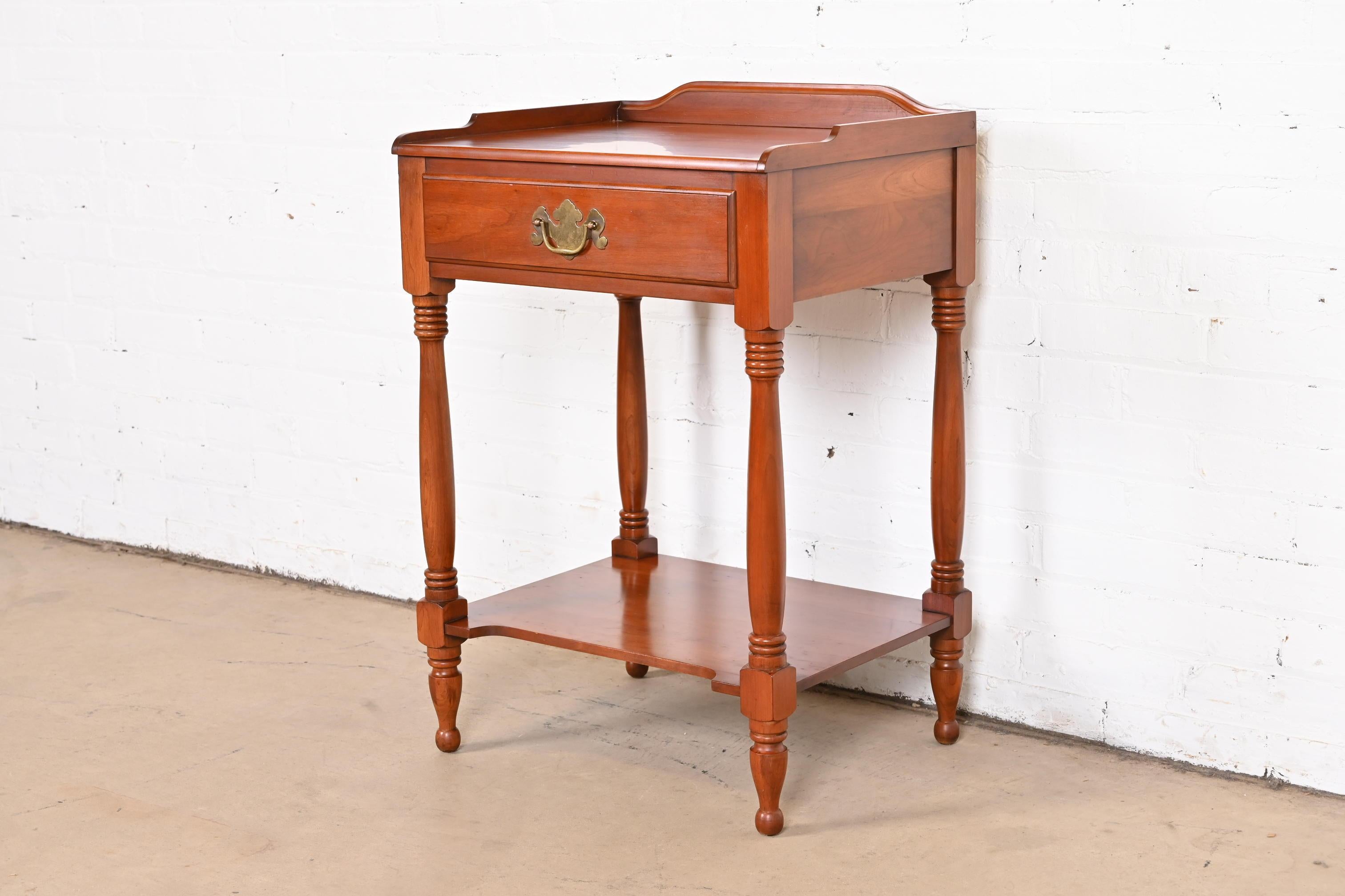 Américain Henkel Harris table de chevet coloniale américaine en cerisier, années 1960