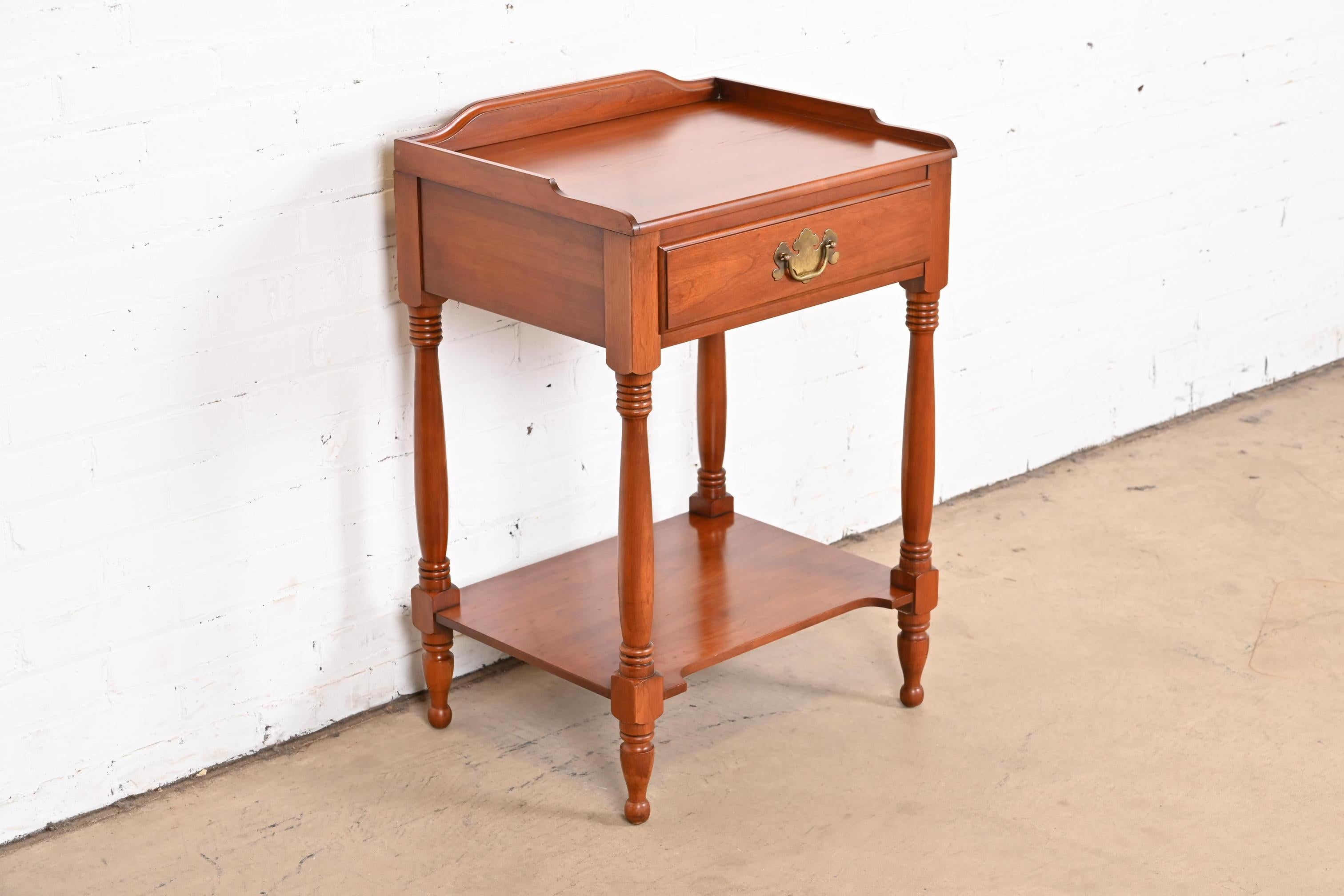 Henkel Harris table de chevet coloniale américaine en cerisier, années 1960 Bon état à South Bend, IN