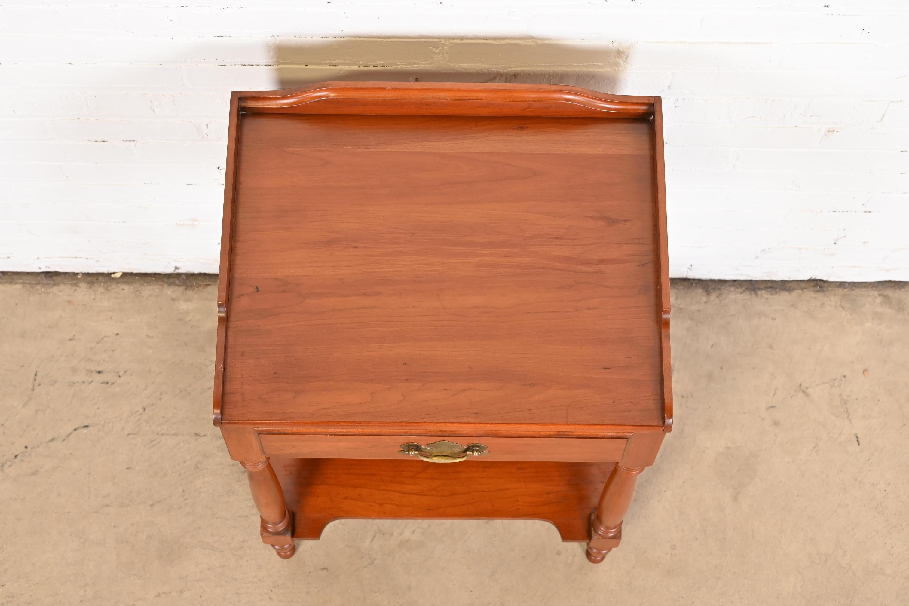 Laiton Henkel Harris table de chevet coloniale américaine en cerisier, années 1960
