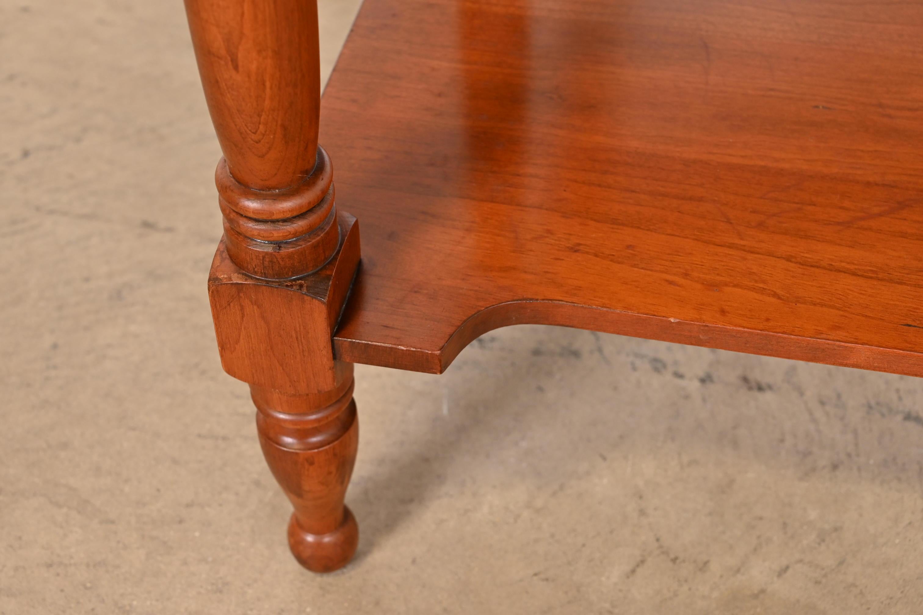 Henkel Harris table de chevet coloniale américaine en cerisier, années 1960 1