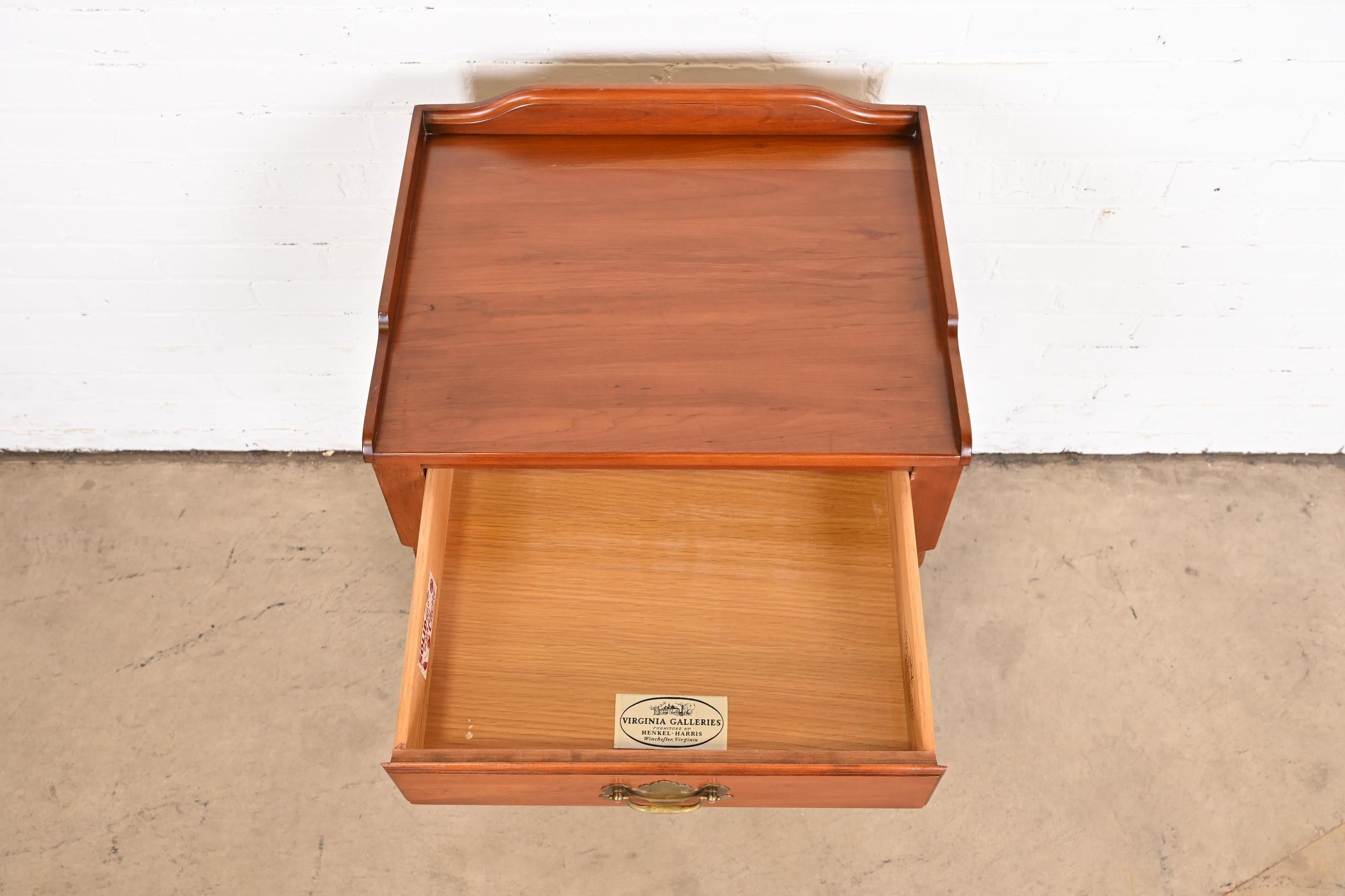 Henkel Harris table de chevet coloniale américaine en cerisier, années 1960 2