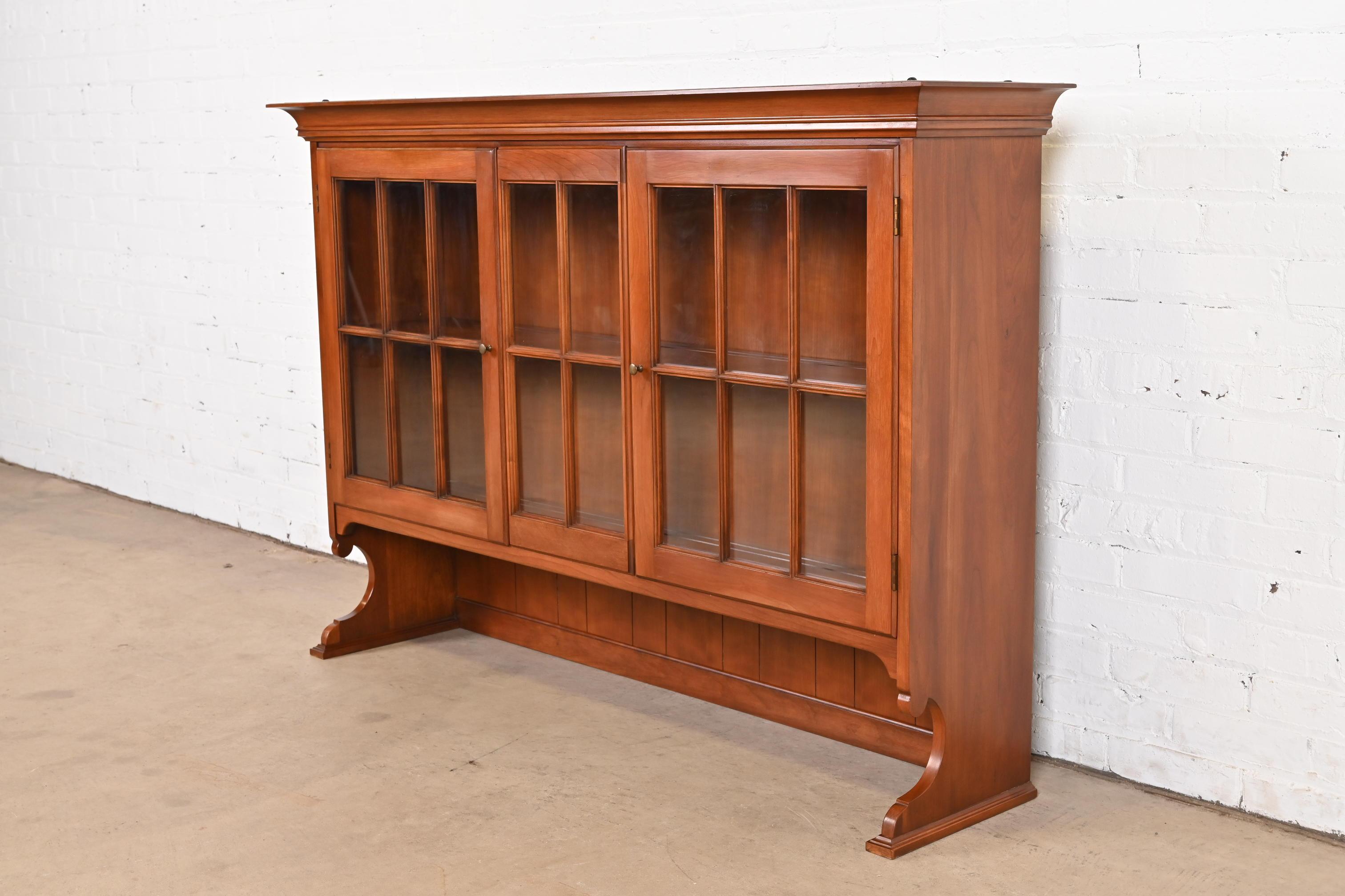 Henkel Harris American Colonial Cherry Wood Bookcase Hutch In Good Condition In South Bend, IN