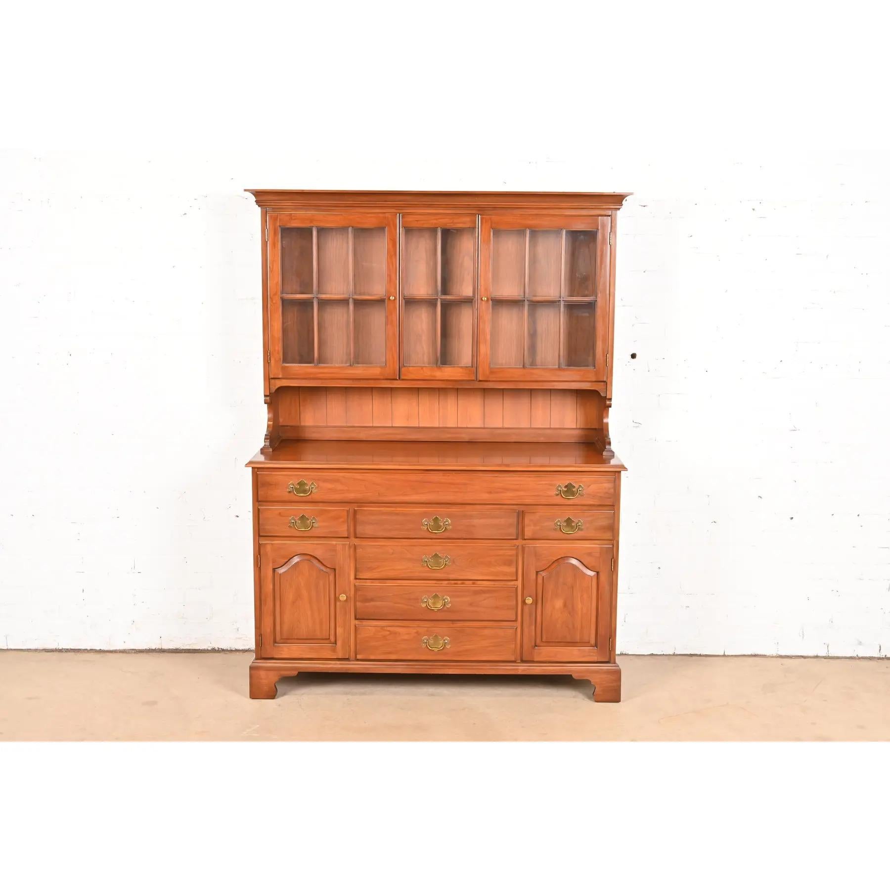 Henkel Harris American Colonial Cherry Wood Breakfront Sideboard Buffet In Good Condition For Sale In South Bend, IN