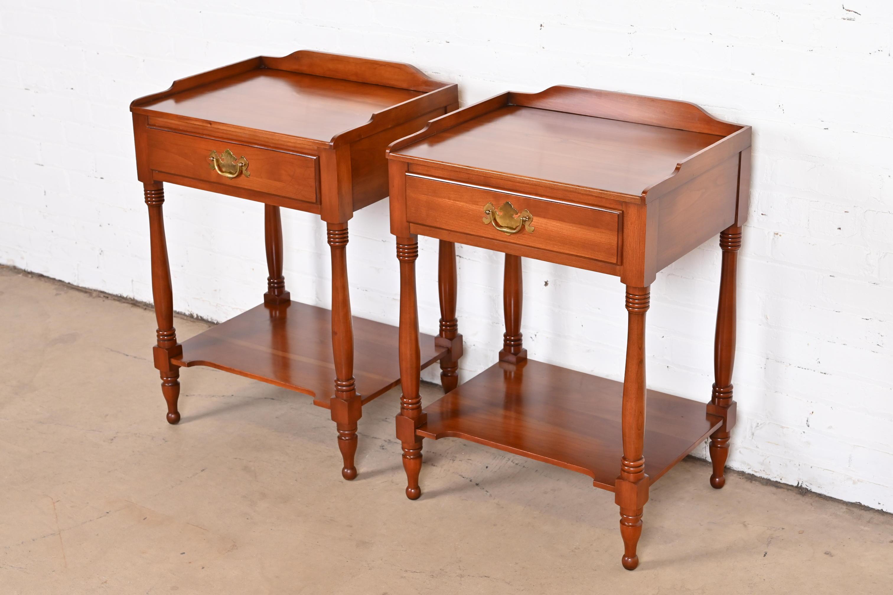 Henkel Harris American Colonial Cherry Wood Nightstands, Pair In Good Condition In South Bend, IN