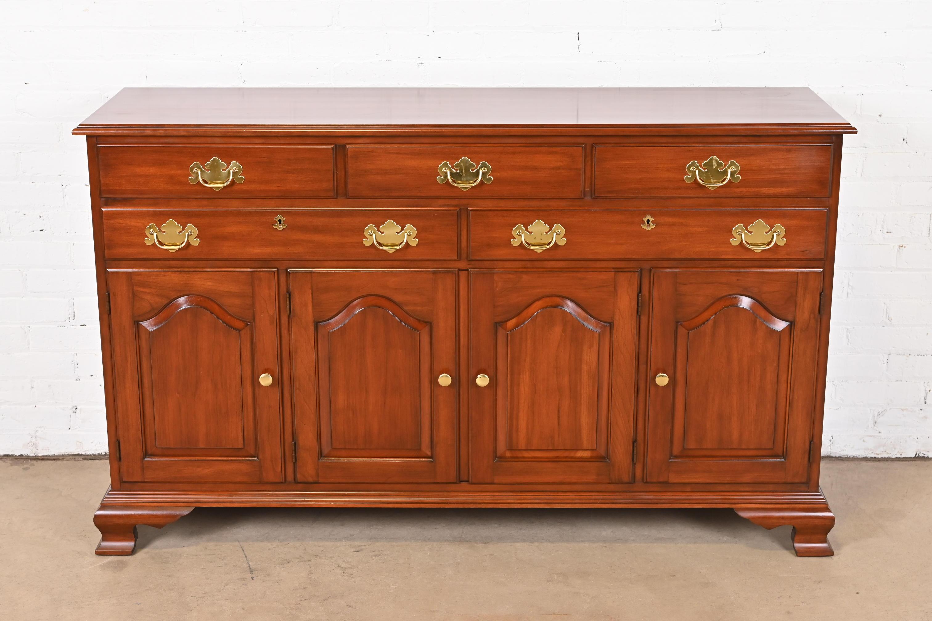 Henkel Harris American Colonial Cherry Wood Sideboard Buffet or Bar Cabinet In Good Condition For Sale In South Bend, IN