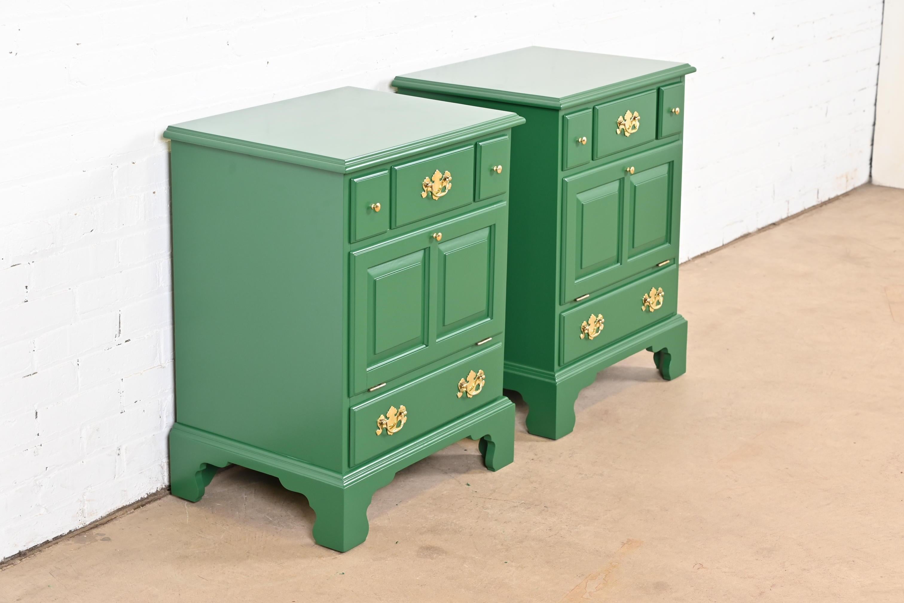 Un precioso par de mesillas de noche de estilo colonial americano, chippendale o georgiano

Por Henkel Harris

EEUU, 1978

Madera maciza de cerezo tallada y lacada en verde, con herrajes originales de latón.

Cada una mide 22
