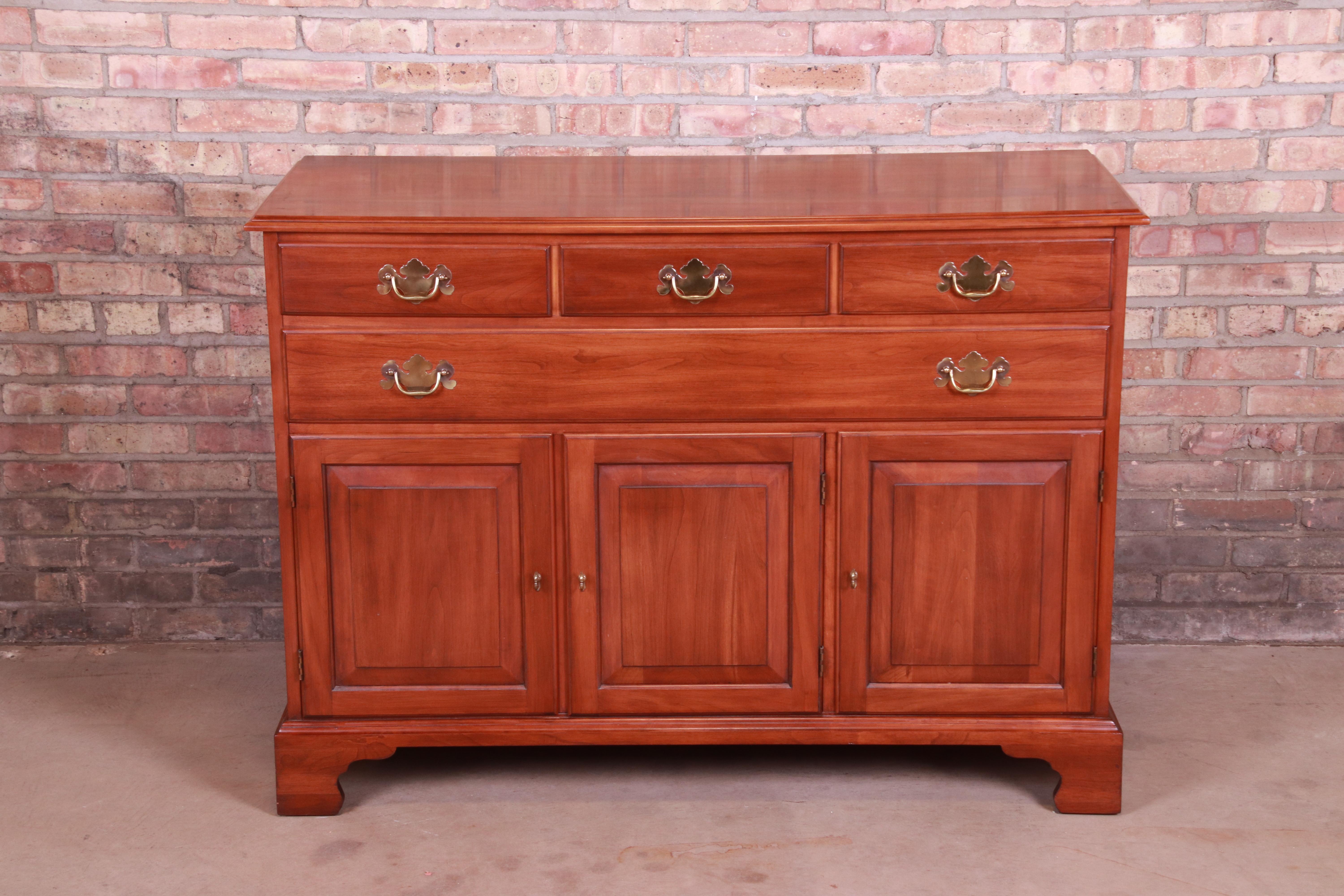 A gorgeous American Colonial style sideboard, buffet server, or bar cabinet

By Henkel Harris

USA, Late 20th century

Solid cherry wood, with original brass hardware.

Measures: 50
