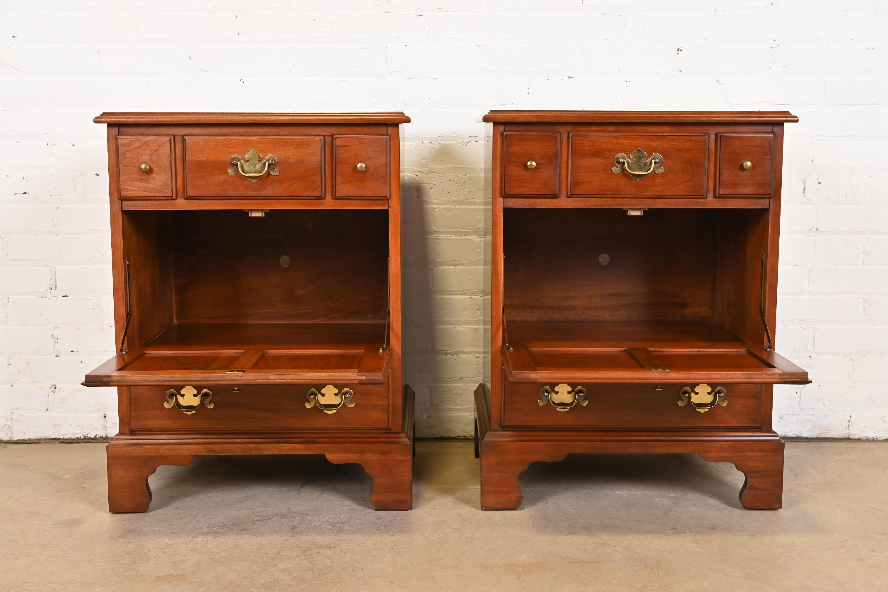 Henkel Harris American Colonial Solid Cherry Wood Bedside Chests, Pair For Sale 10