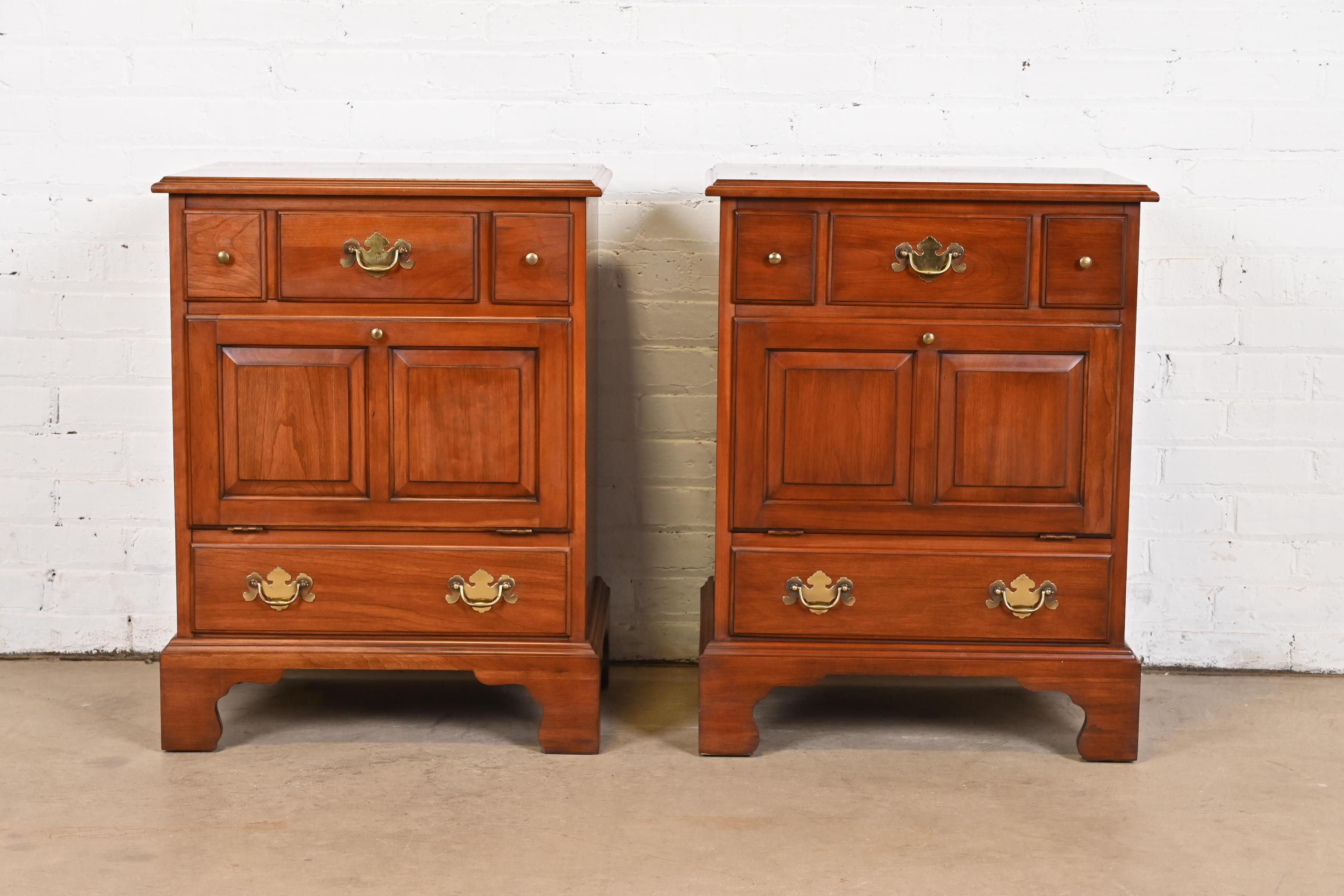 A gorgeous pair of American Colonial, Chippendale, or Georgian style nightstands

By Henkel Harris

USA, 1975

Solid carved cherry wood, with original brass hardware.

Measures: 22