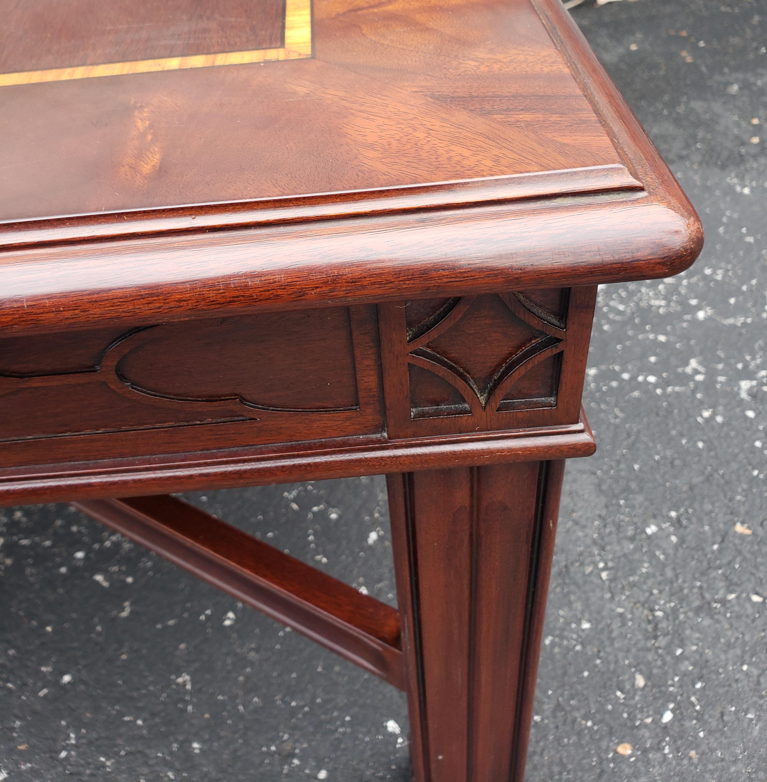 Henkel Harris Banded Flame Mahogany and Tulipwood Inlay Coffee Table w/ Fretwork In Good Condition For Sale In Germantown, MD