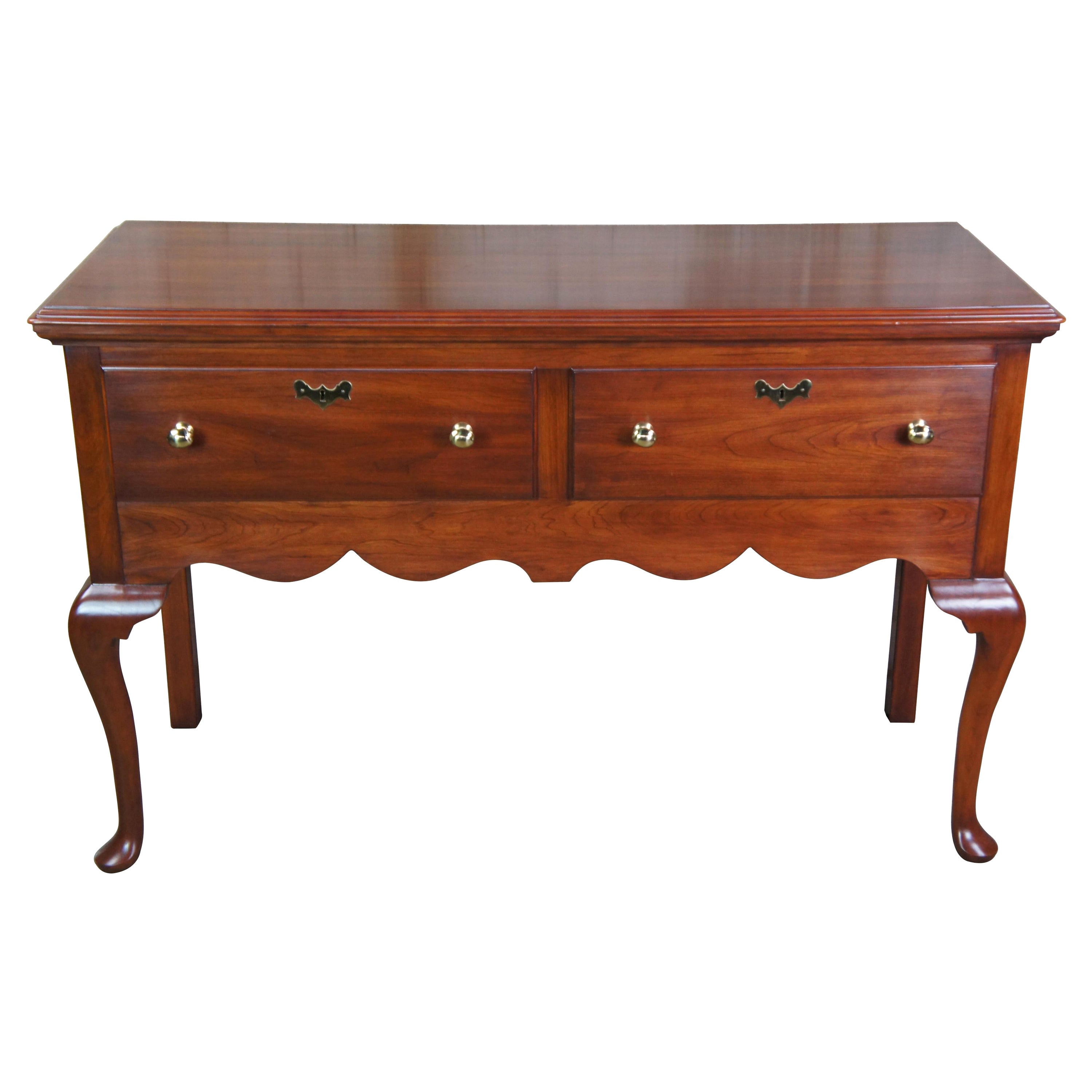 Vintage 1986 Hinkel Harris Jamestown Colony Wild Black Cherry Buffet oder Sideboard. Eine rechteckige Form A mit 2 großen Schubladen mit Messingknöpfen und kolonialen Wappenschildern über einer serpentinenförmig geschnittenen Schürze. Gestützt durch