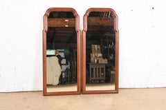 Henkel Harris geschnitzte hohe Wandspiegel aus massivem Kirschbaumholz mit Rahmen, Paar