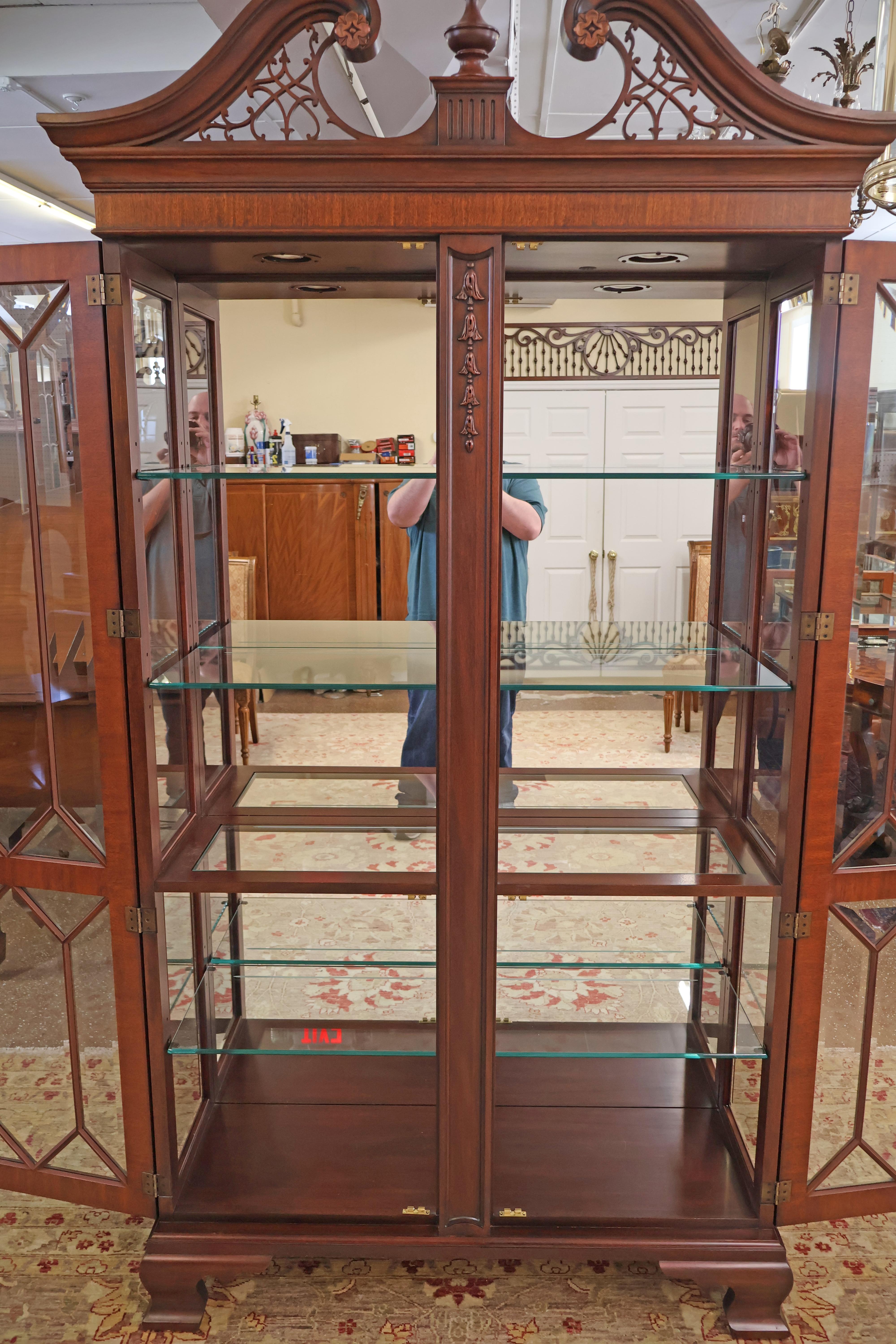 Vitrine de Chine Henkel Harris Chippendale en acajou biseauté en vente 4