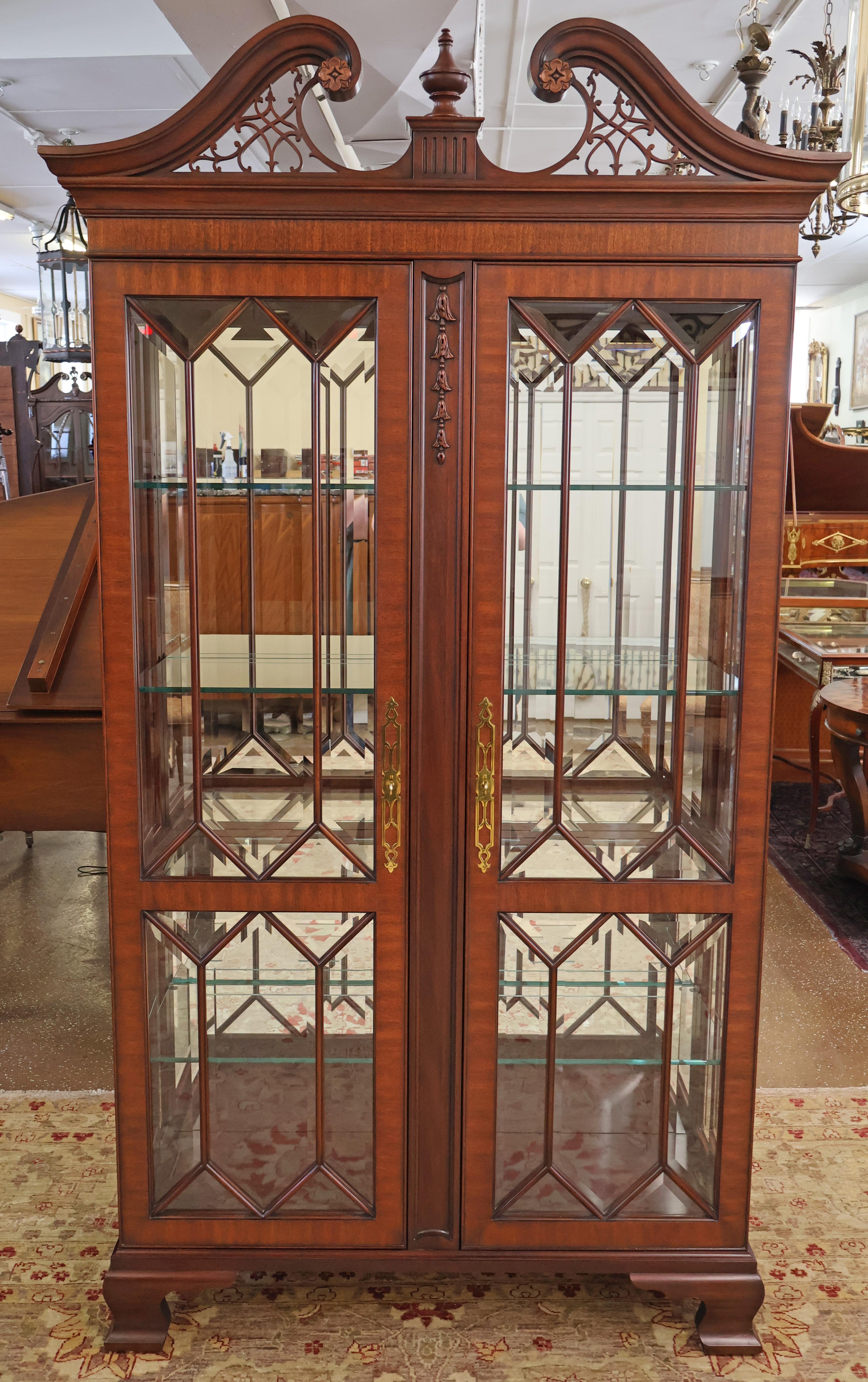 Vitrine de Chine Henkel Harris Chippendale en acajou biseauté

Dimensions : 48.5