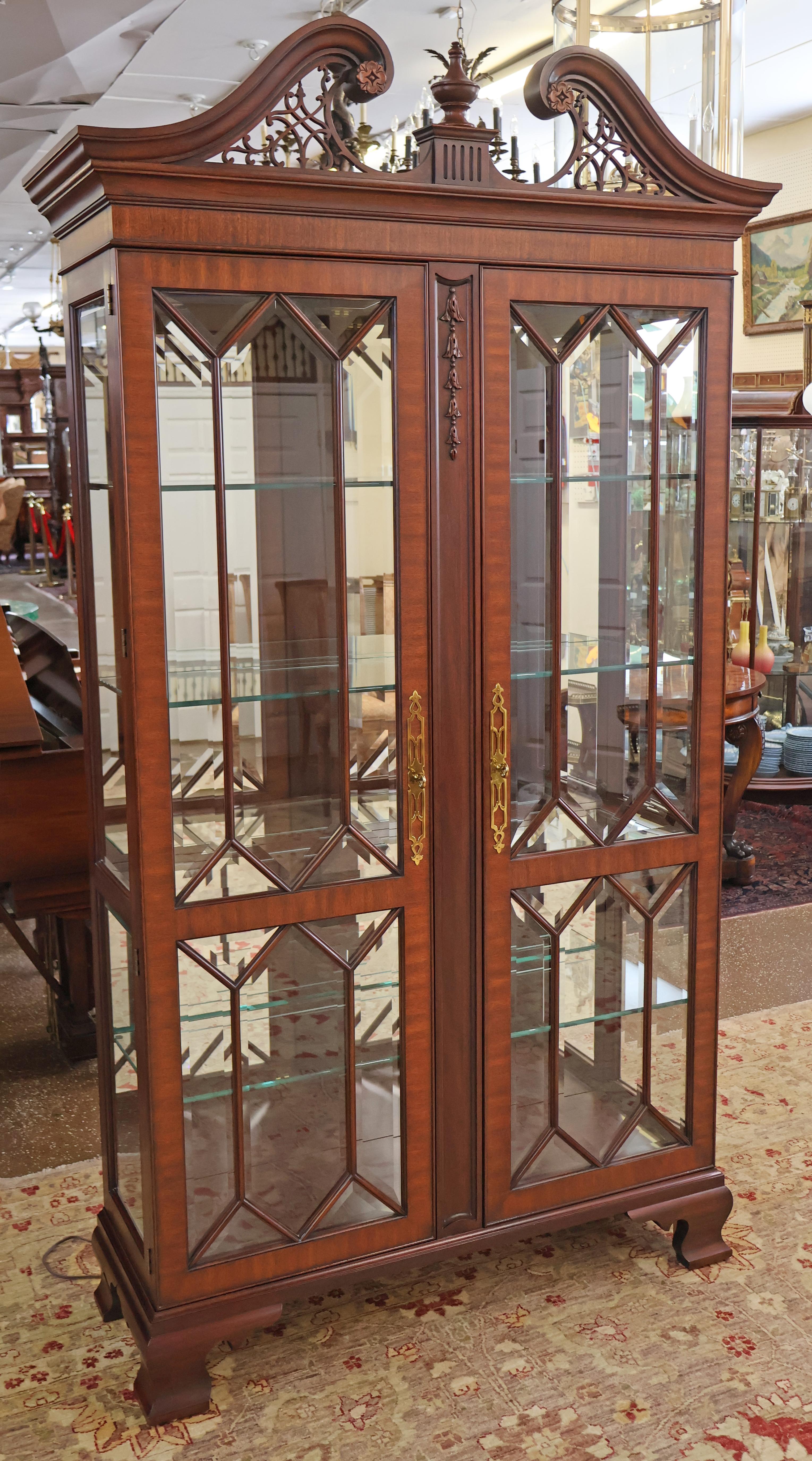 Américain Vitrine de Chine Henkel Harris Chippendale en acajou biseauté en vente