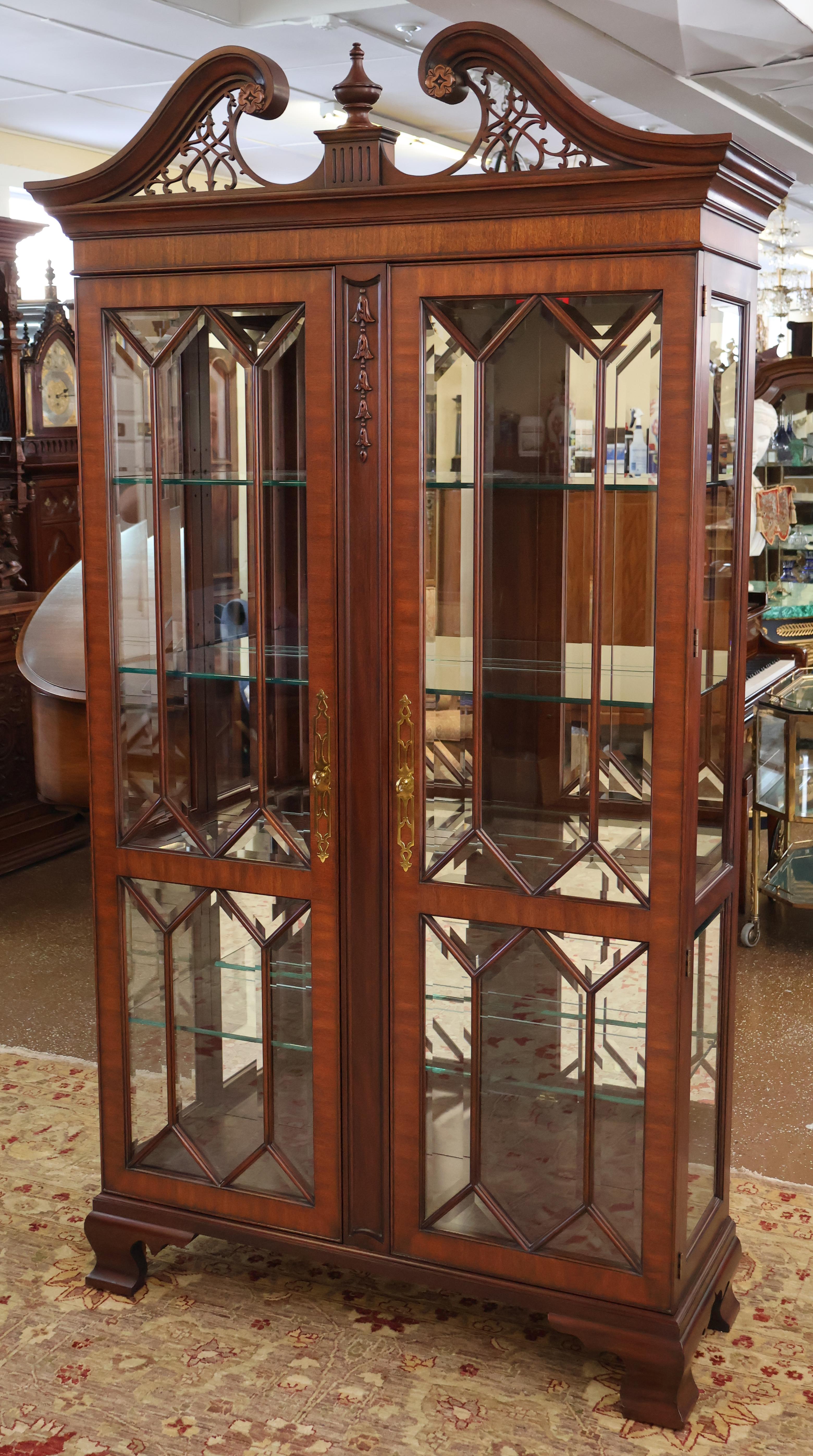 Vitrine de Chine Henkel Harris Chippendale en acajou biseauté Bon état - En vente à Long Branch, NJ