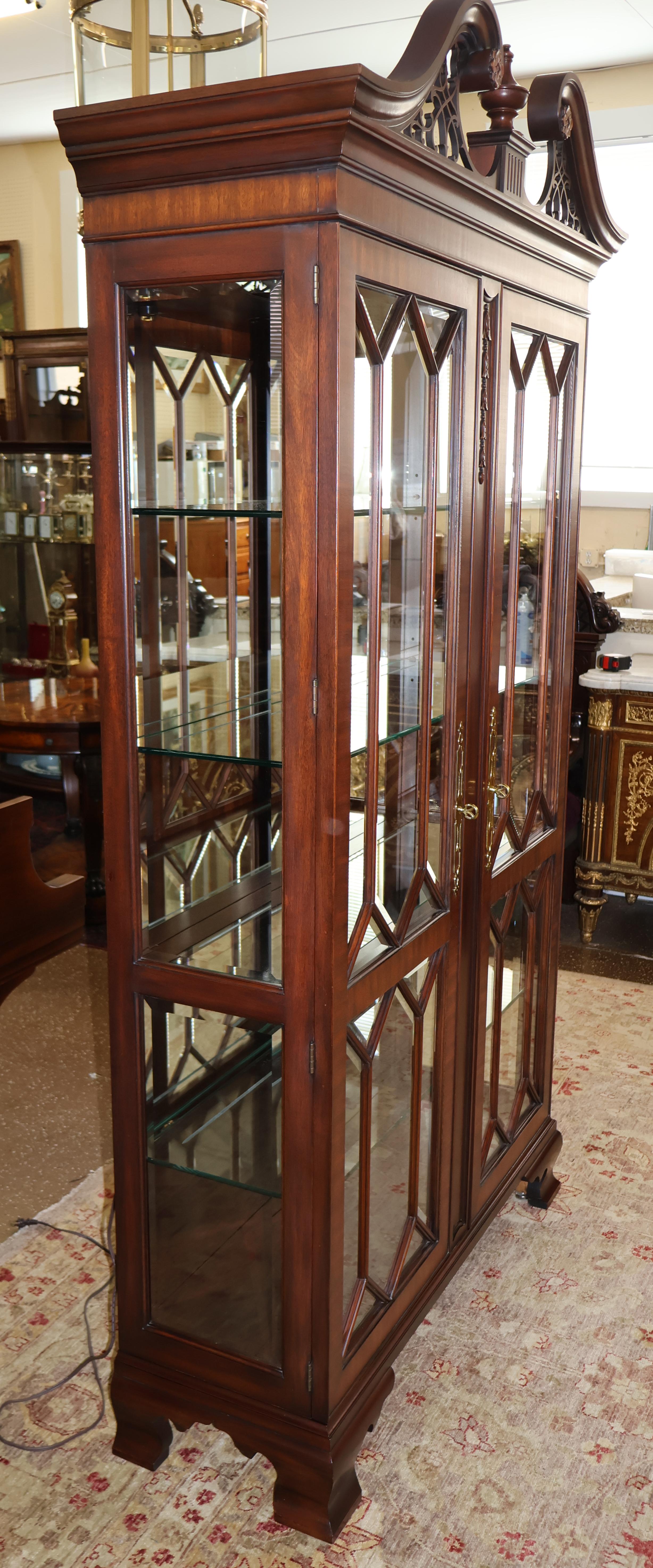 Fin du 20e siècle Vitrine de Chine Henkel Harris Chippendale en acajou biseauté en vente
