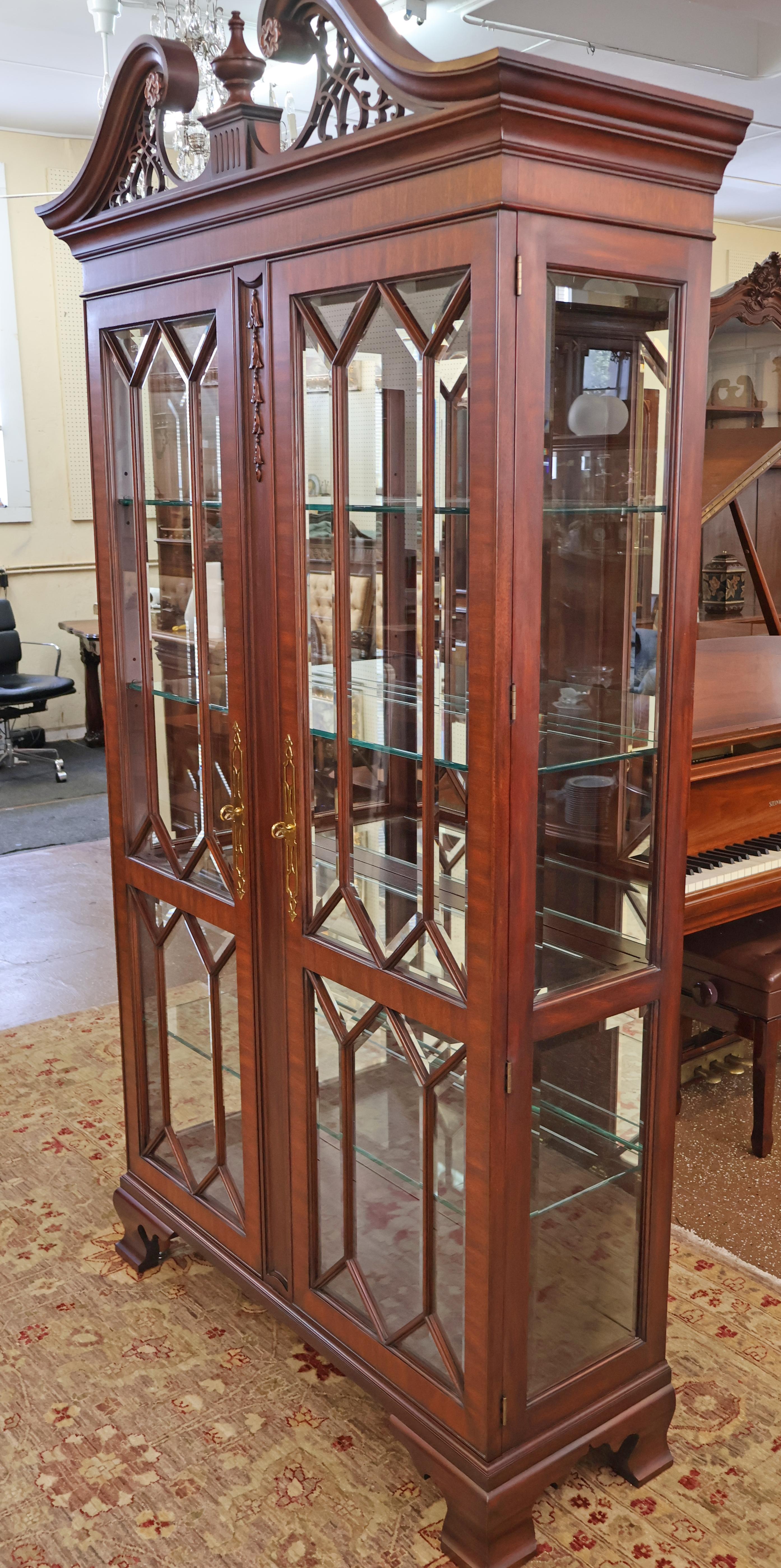 Verre Vitrine de Chine Henkel Harris Chippendale en acajou biseauté en vente