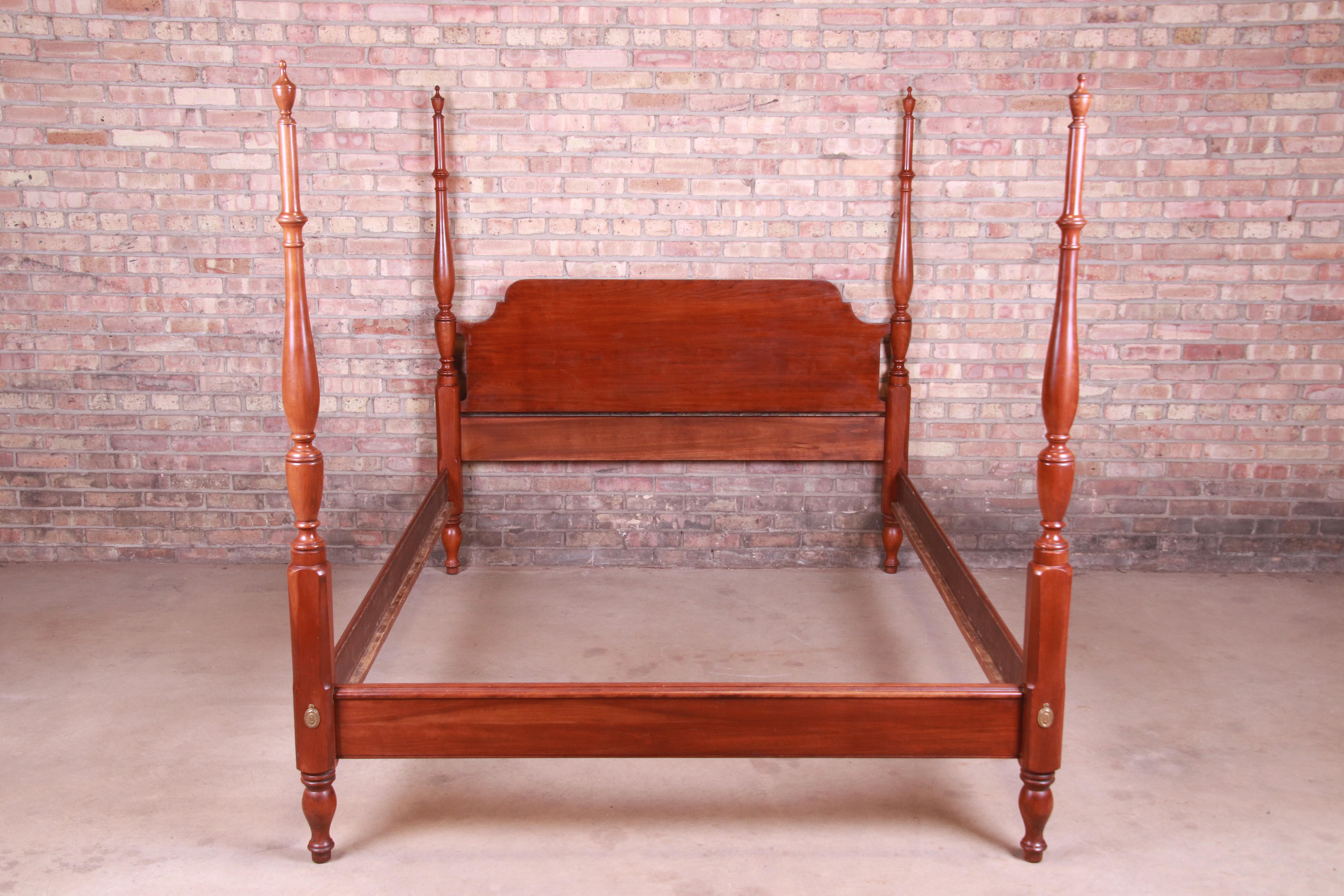 A gorgeous Chippendale style solid cherrywood four-poster queen size bed

By Henkel Harris

USA, circa 1980s
 
Measures: 64.5