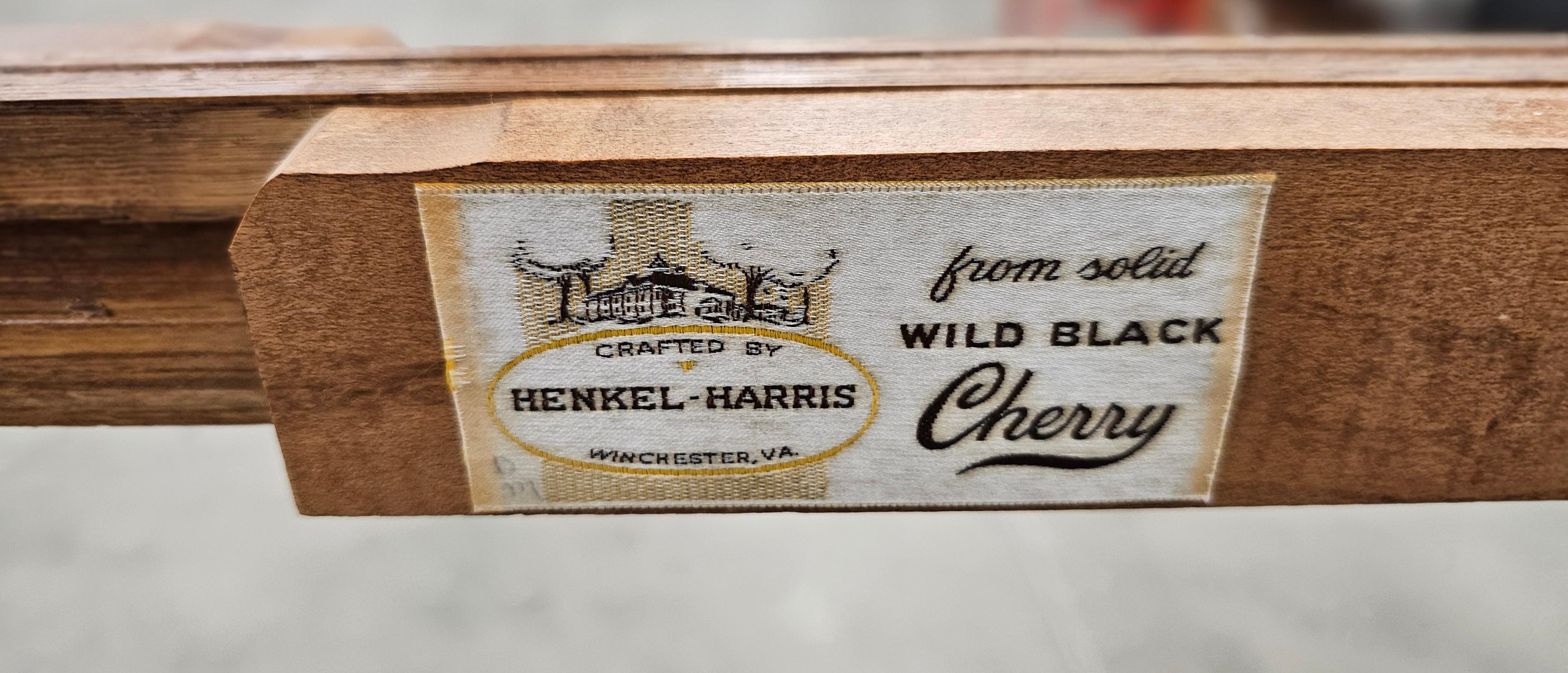 Fédéral Henkel Harris Federal Cherry Extension table de salle à manger à trois feuilles en vente