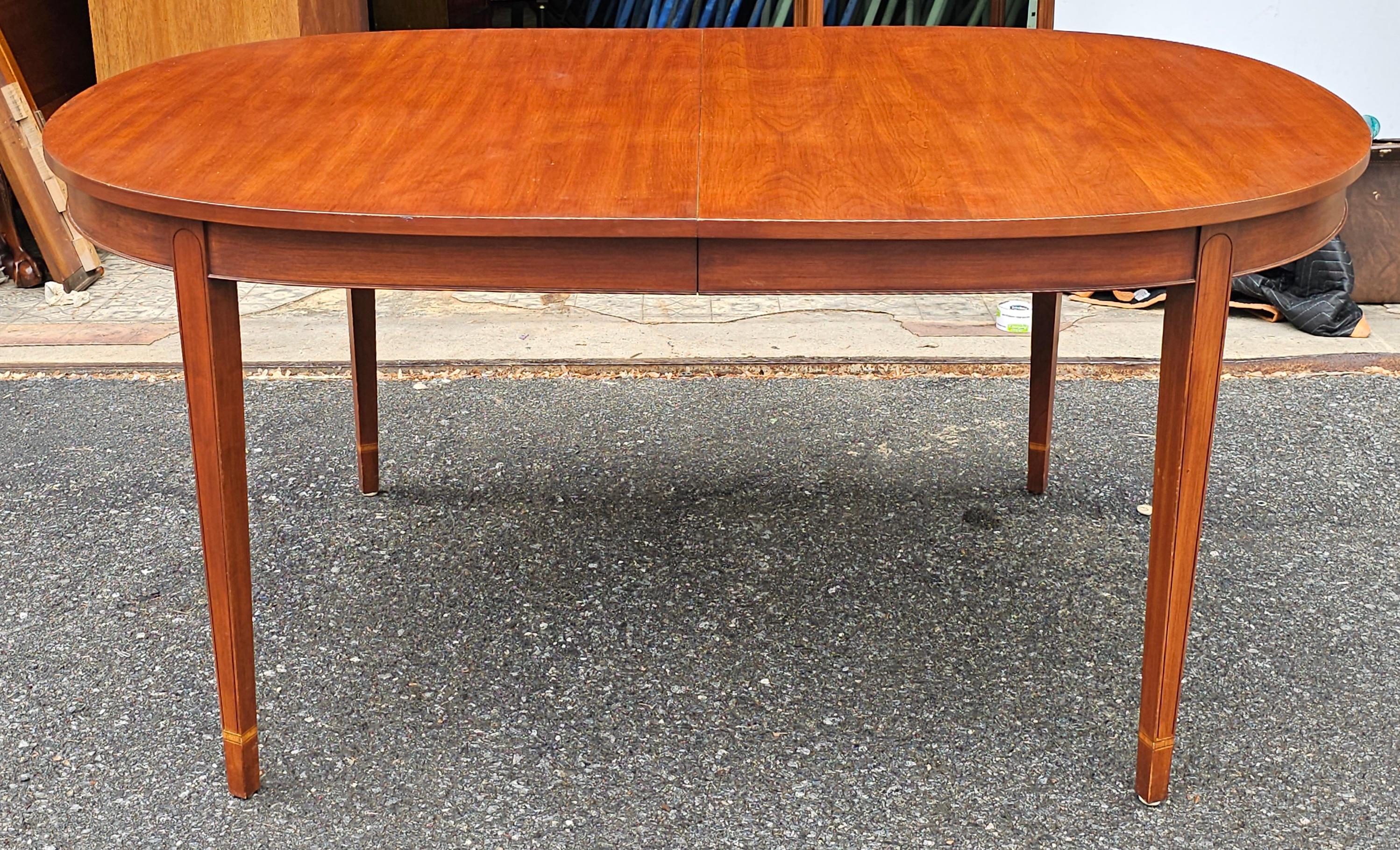 Fait main Henkel Harris Federal Cherry Extension table de salle à manger à trois feuilles en vente