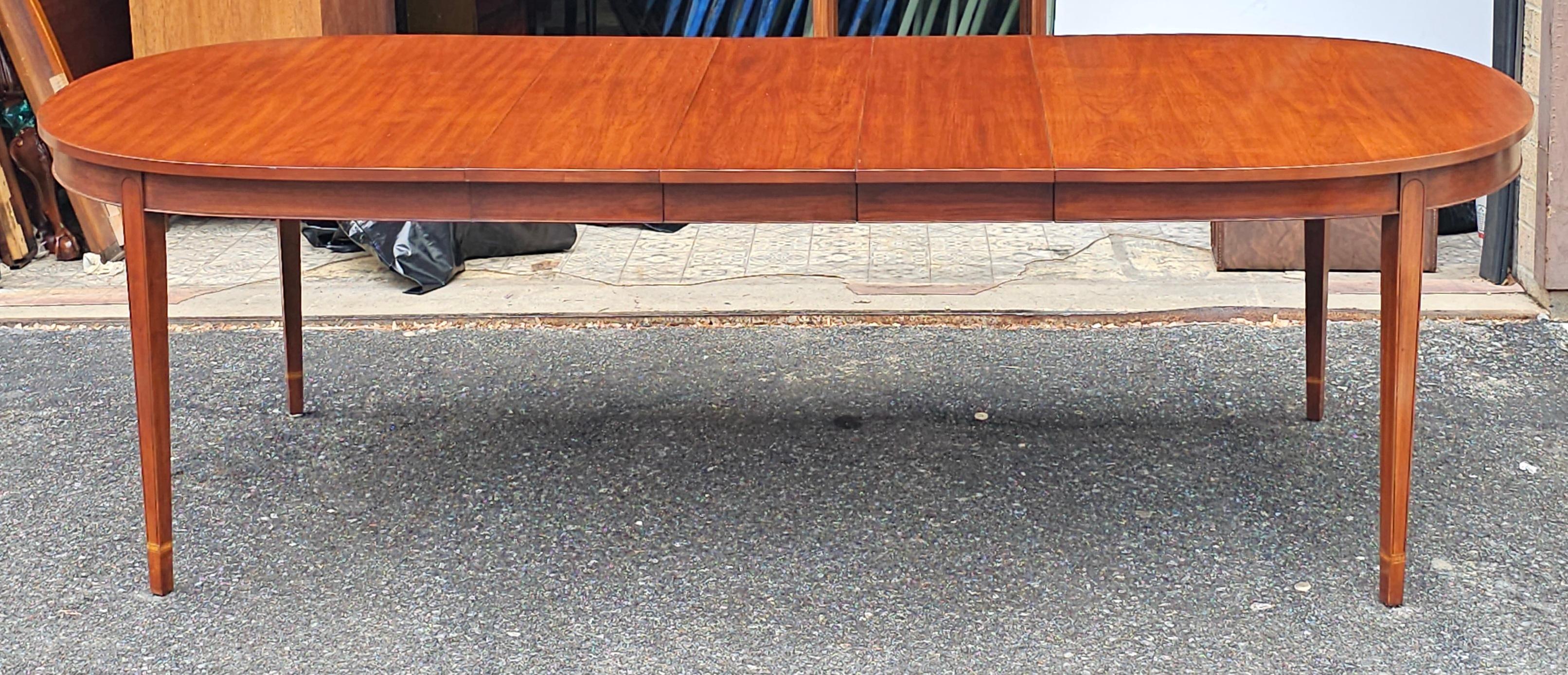 20ième siècle Henkel Harris Federal Cherry Extension table de salle à manger à trois feuilles en vente