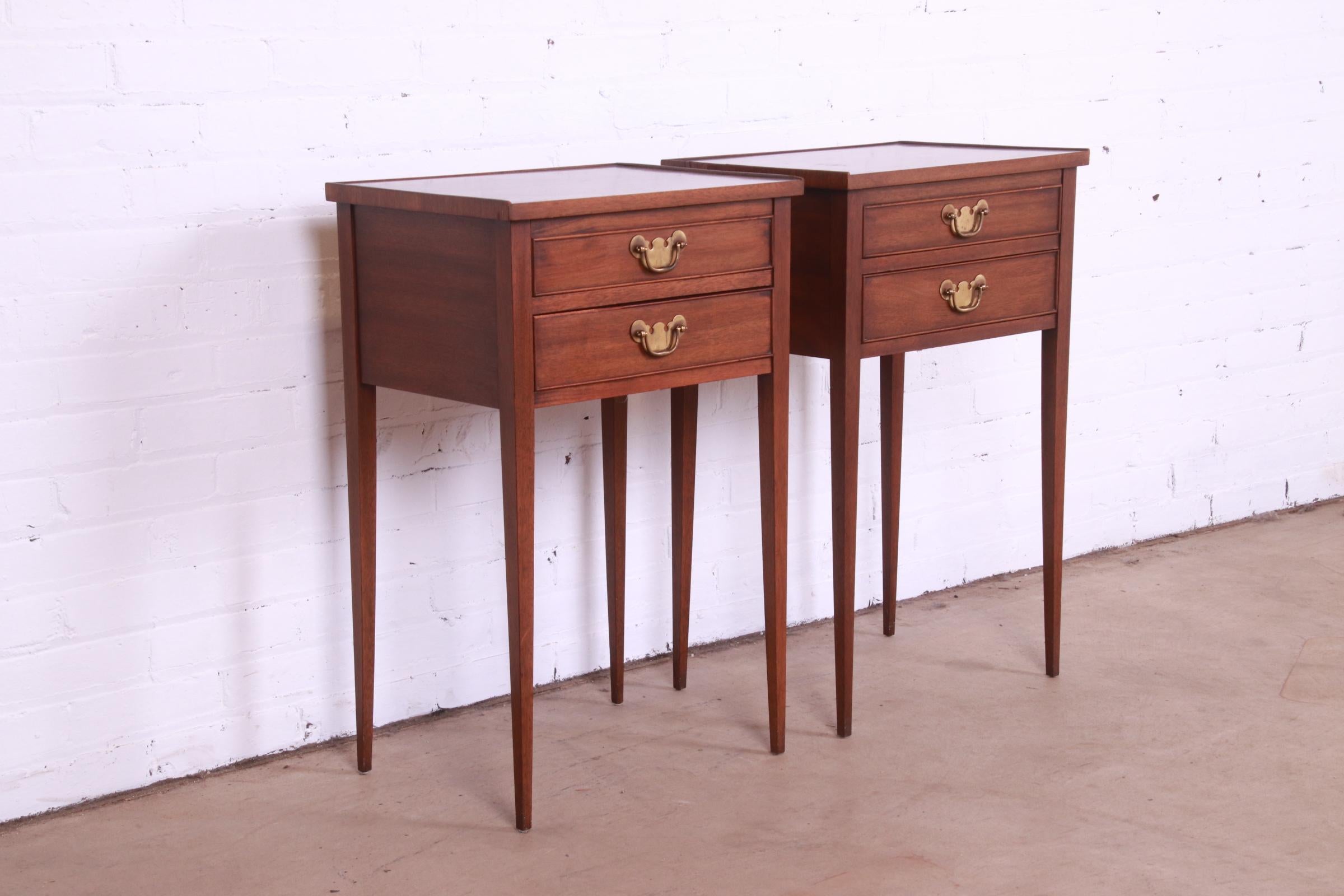 Henkel Harris Federal Style Mahogany Nightstands, Pair In Good Condition In South Bend, IN