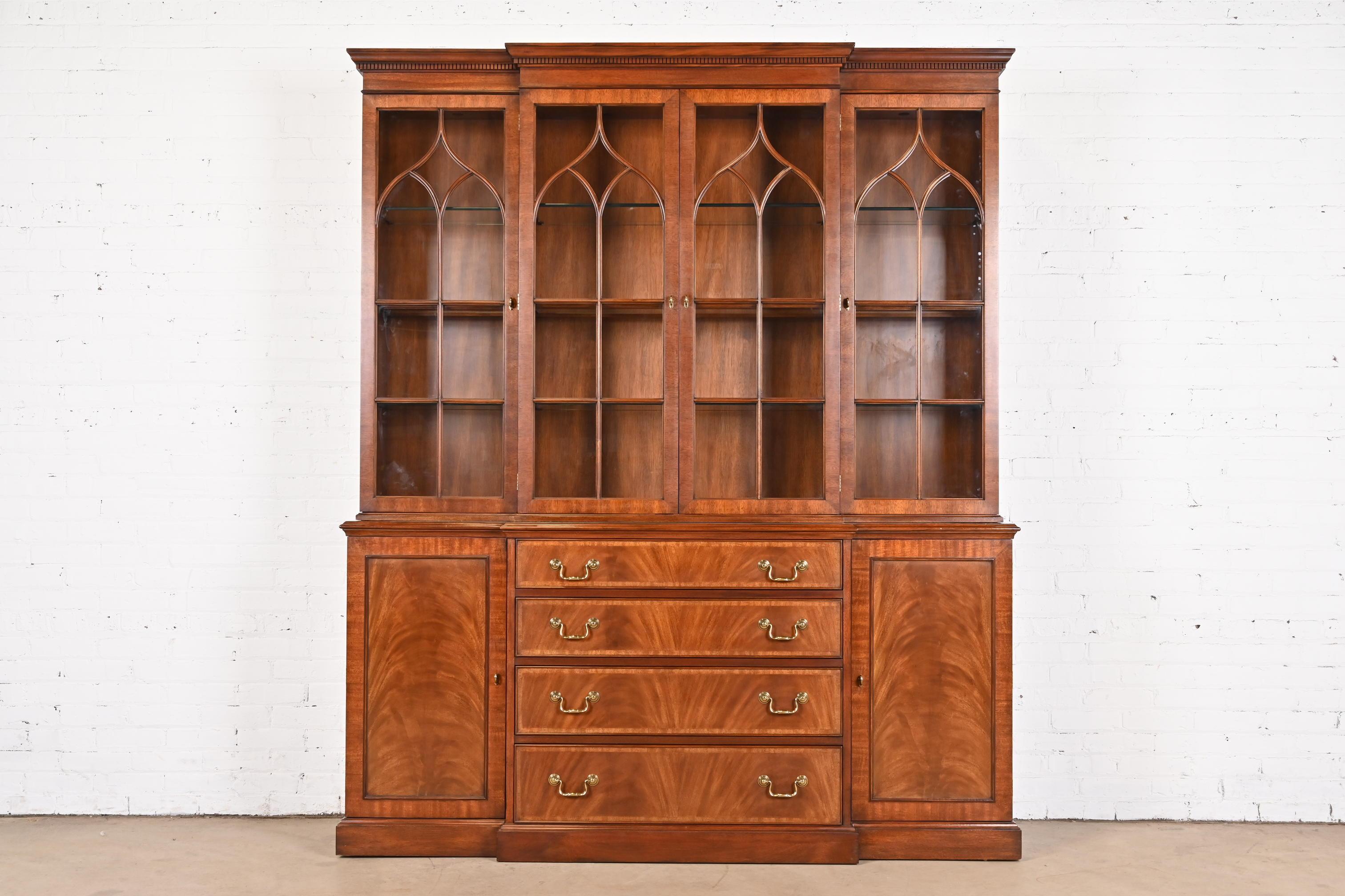 A gorgeous Georgian or Chippendale style lighted breakfront bookcase or dining cabinet

By Henkel Harris

USA, 2004

Beautiful book-matched flame mahogany, with satinwood banding, mullioned glass front doors, glass shelves, and original brass