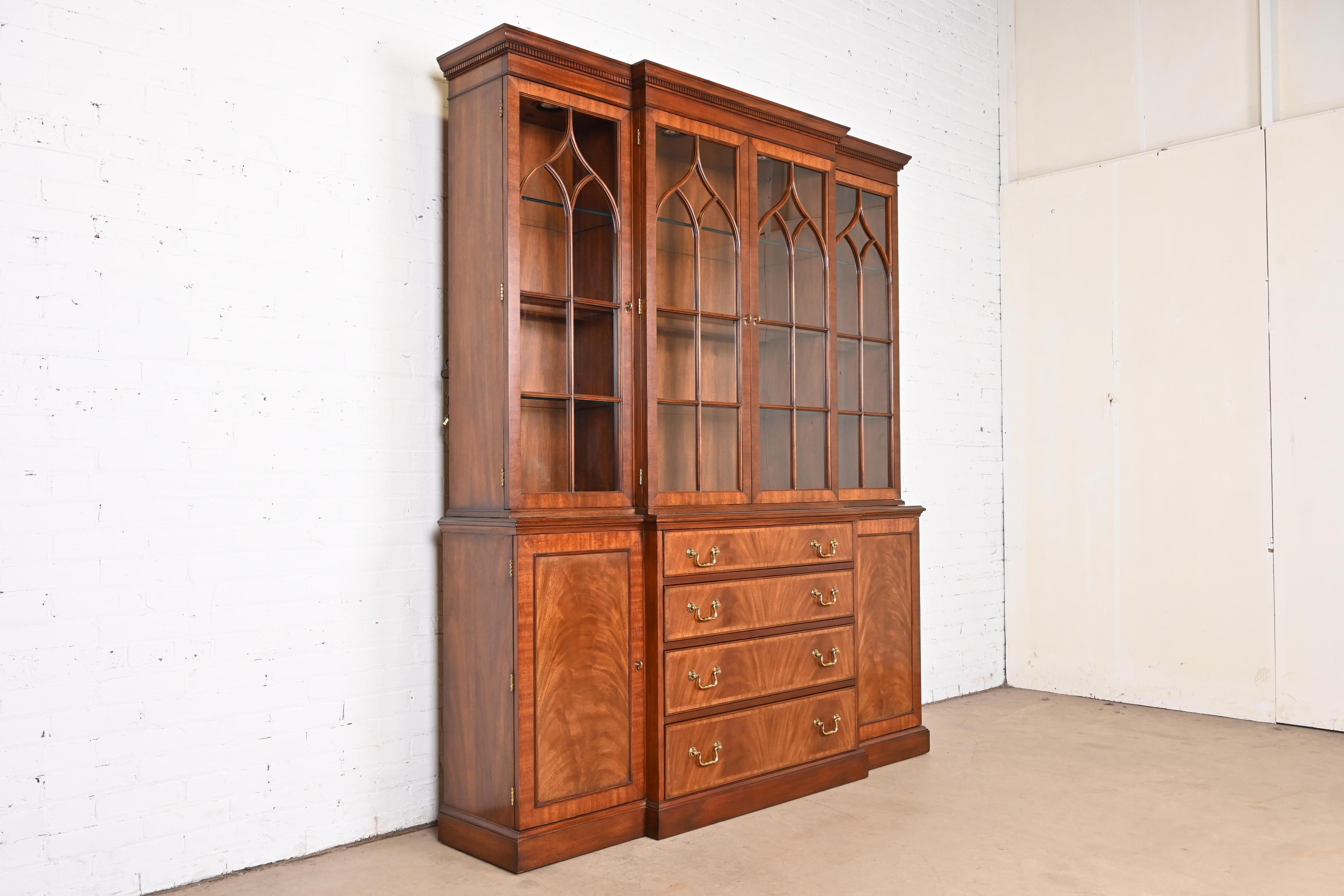 Henkel Harris Georgian Carved Flame Mahogany Lighted Breakfront Bookcase Cabinet In Good Condition For Sale In South Bend, IN