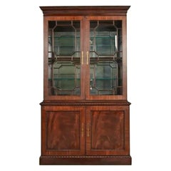 Henkel Harris Armario Librero Georgiano de Caoba Tallada con Fachada Iluminada